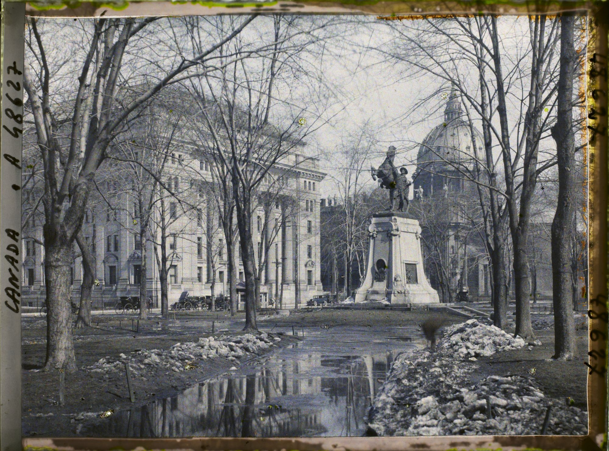 Image représentant Canada, Montréal, Place du Donminon , St James,et Monument aux Morts de l'Afrique du Sud