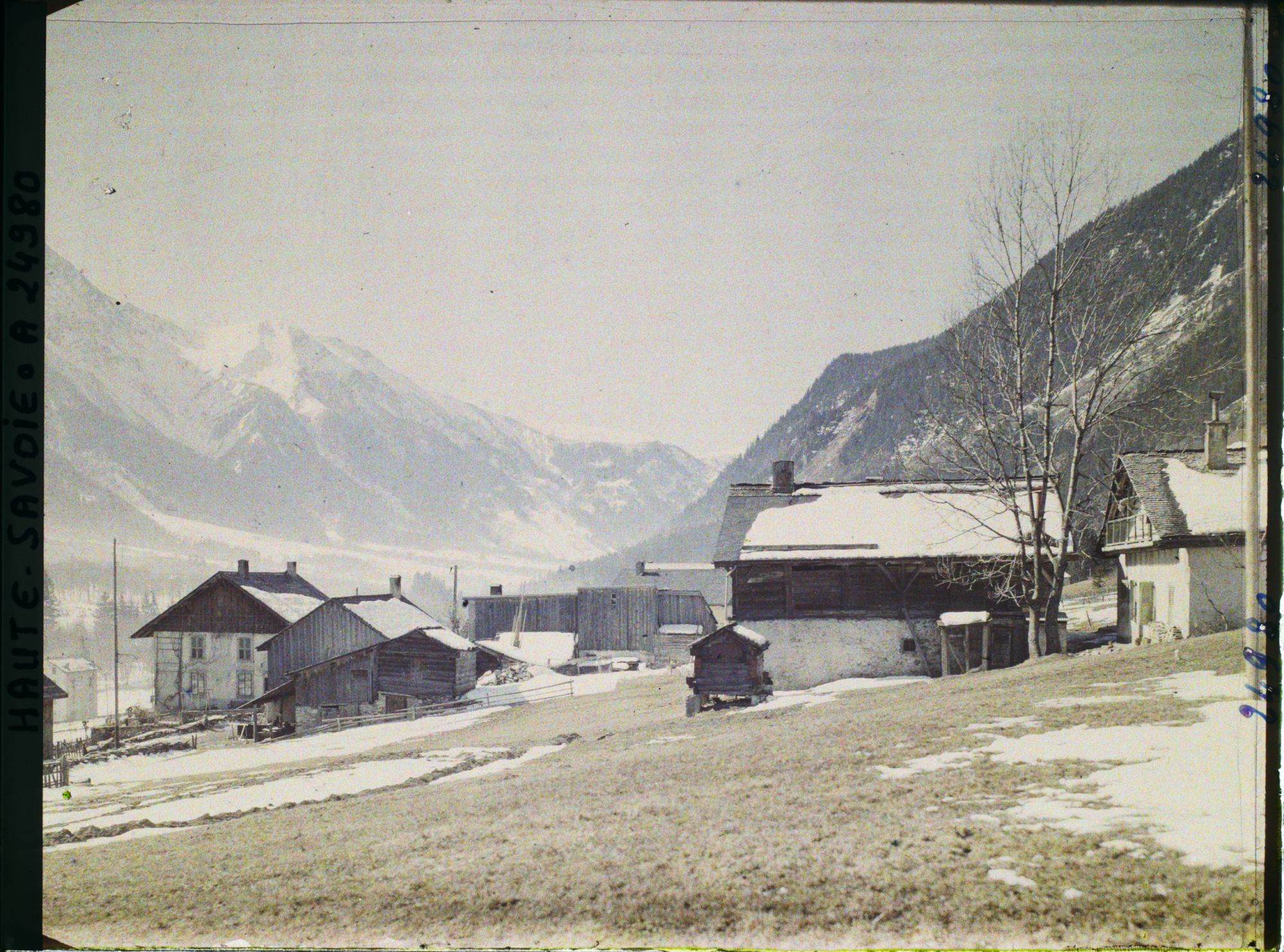 Image représentant Pecles, Vallée de Chamonix Village des Pecles vu vers le Tricot