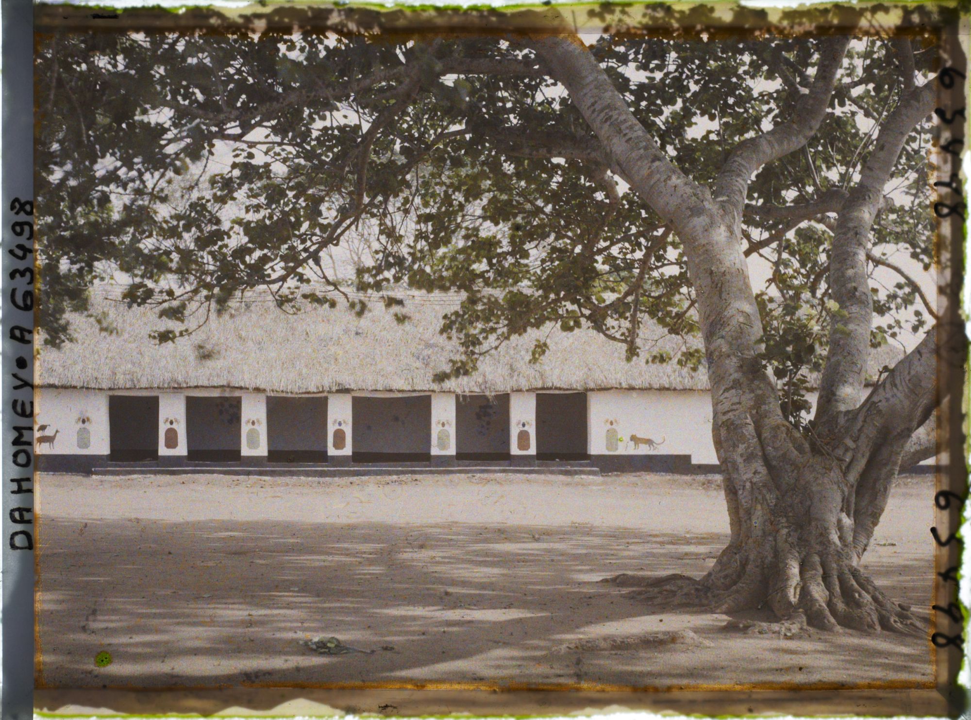 Image représentant La djononho ou case des étrangers dans la première cour du palais de  null Glélé