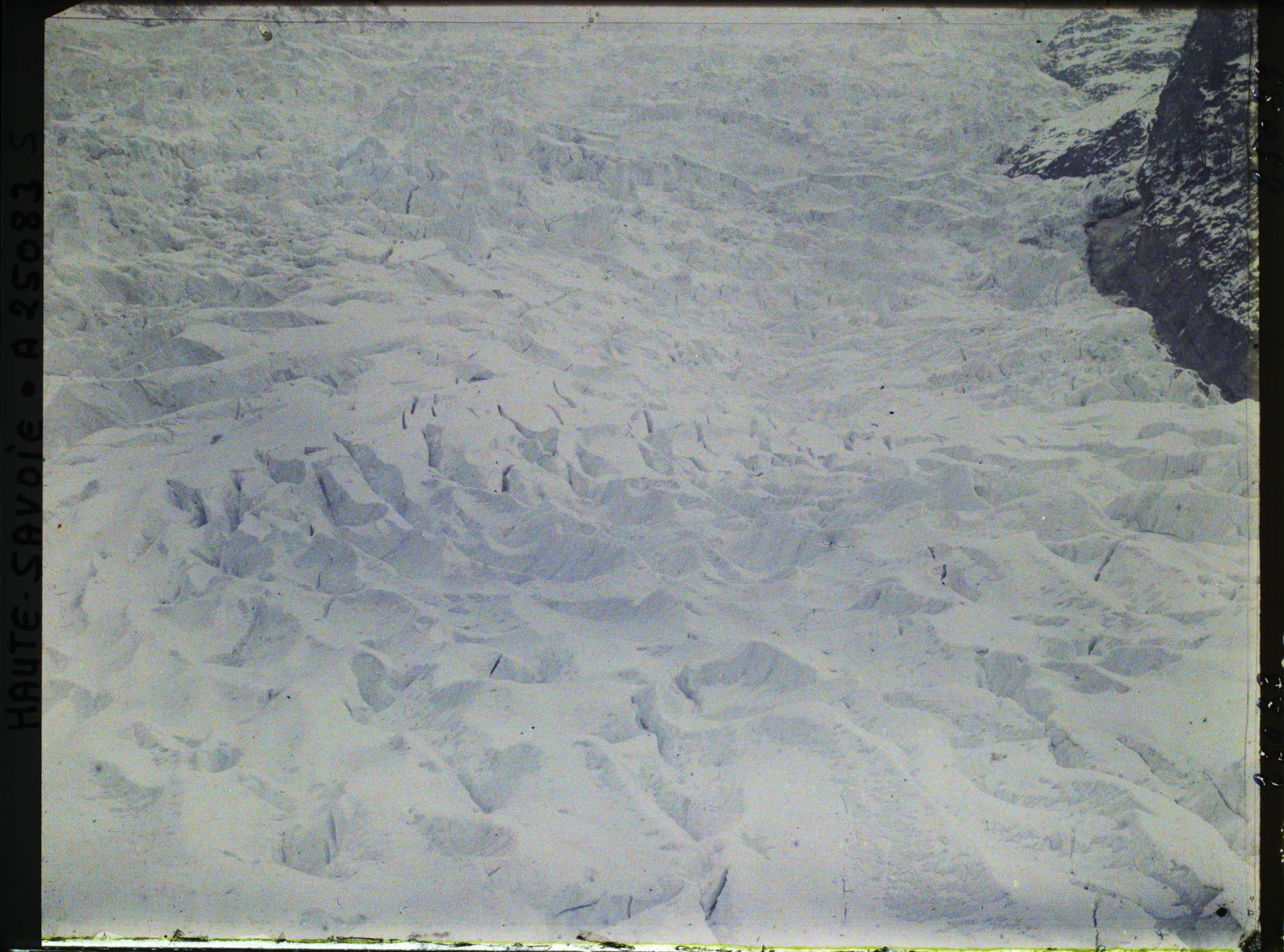 Image représentant France Les Alpes, Les Bossons, Le Glacier des Bossons à une altitude de 1400m environ