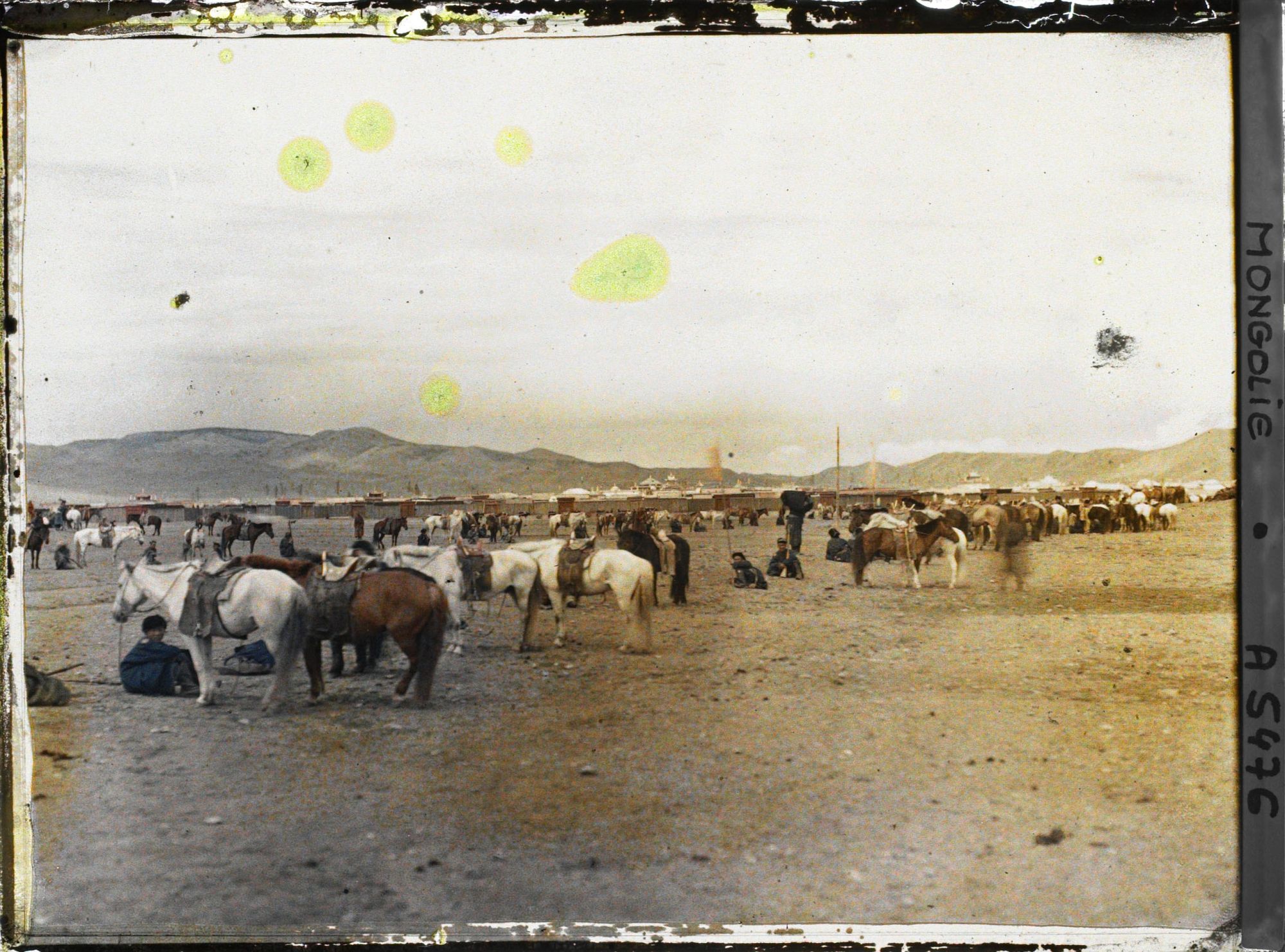 Image représentant Chevaux et soldats de l'armée mongole sur la grande place du marché