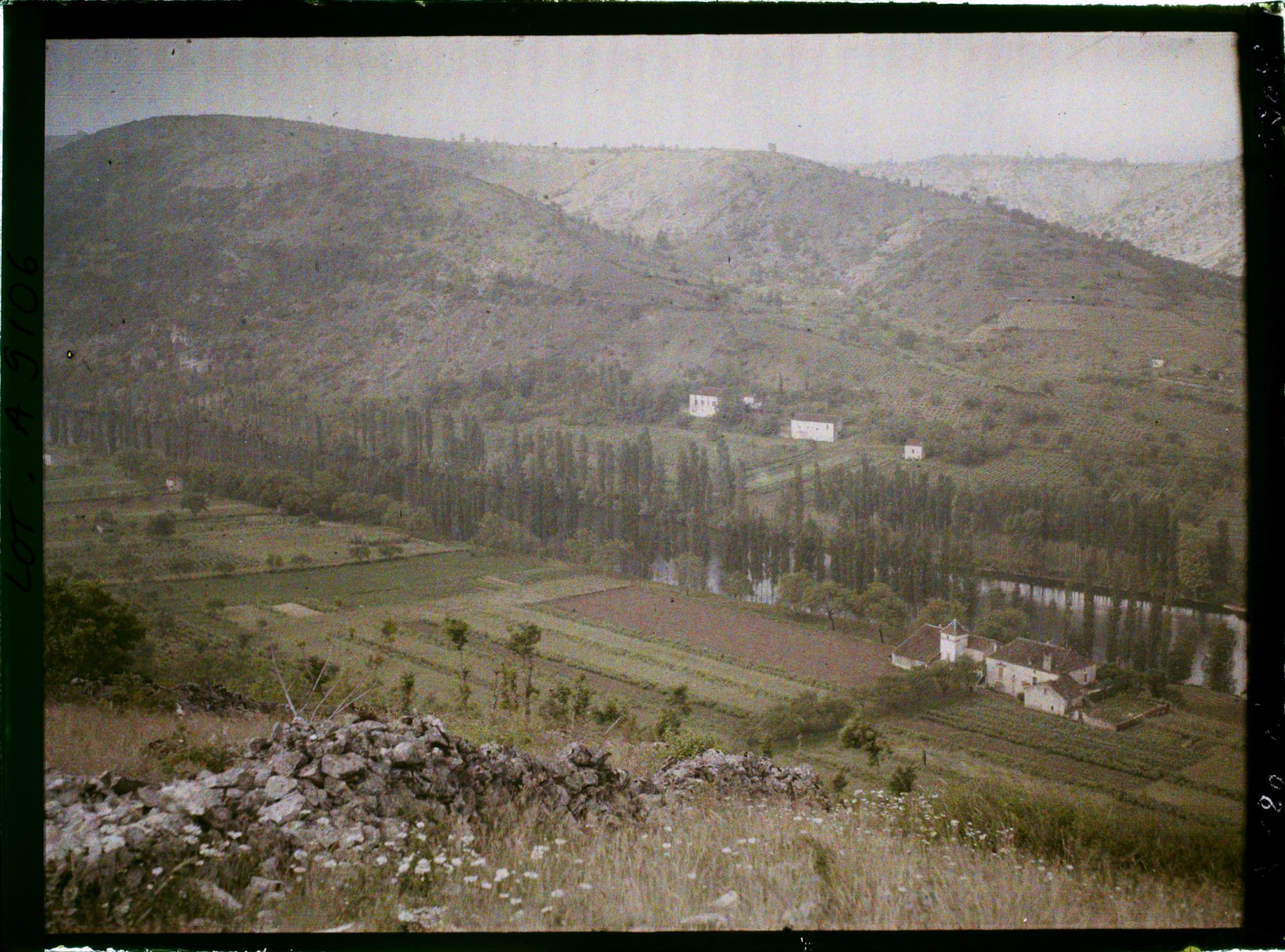 Image représentant France, Luzech, Le développement du méandre vers le sud ouest, la gde ferme en bas à dr. et les côtes du Lot