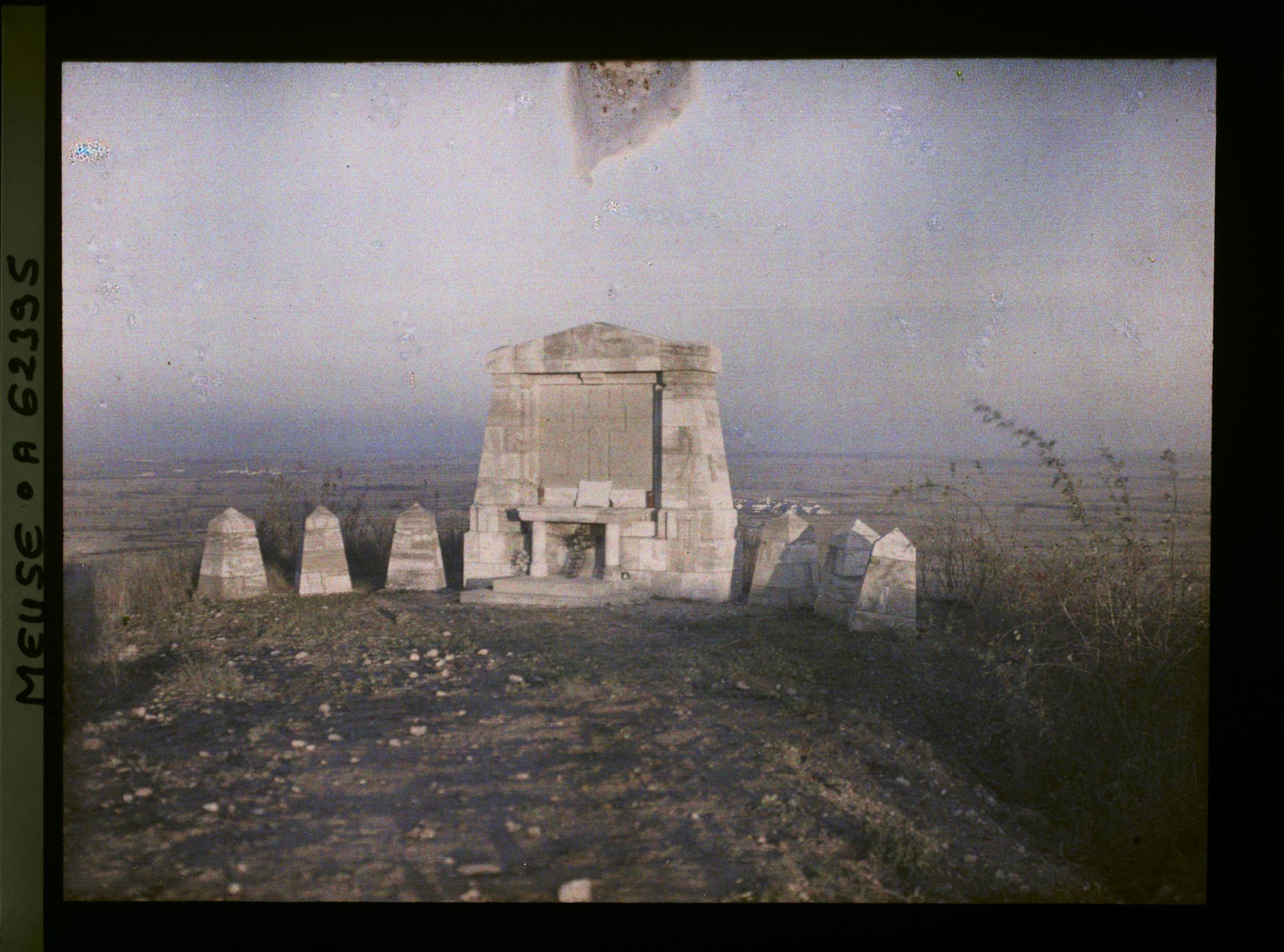 Image représentant Meuse, Les Eparges, Monument élevé à la pointe extrême de la Crête, vu au soleil Couchant
