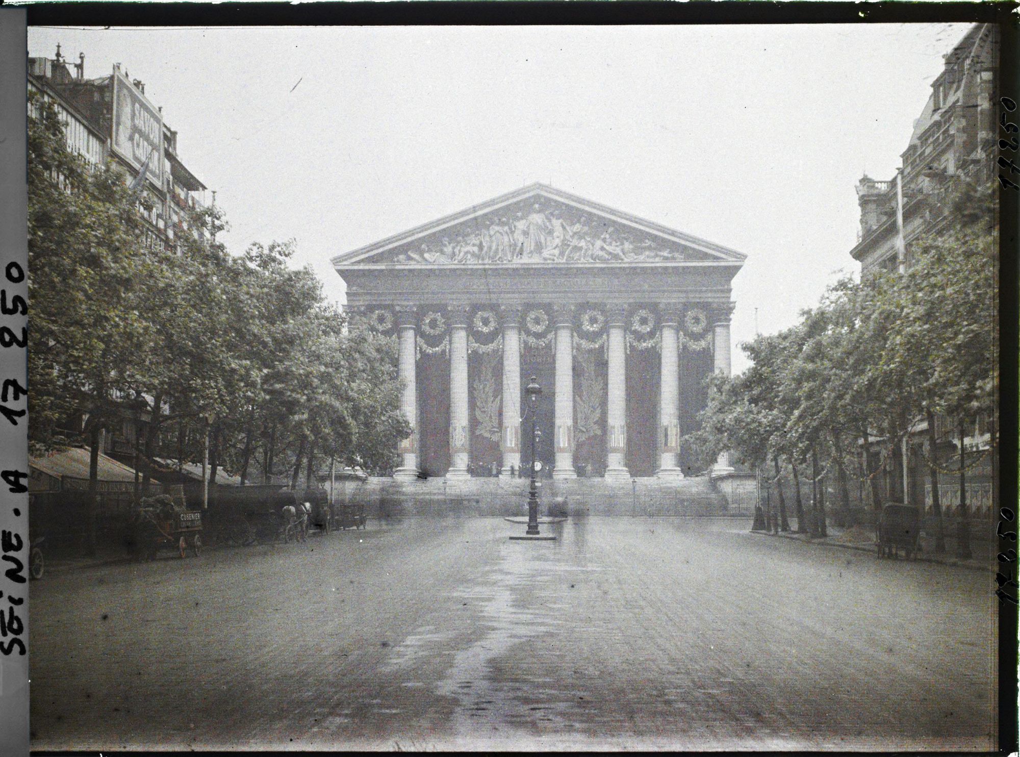 Image représentant La Madeleine et la rue Royale au lendemain des fêtes de la Victoire des 13 et 14 juillet