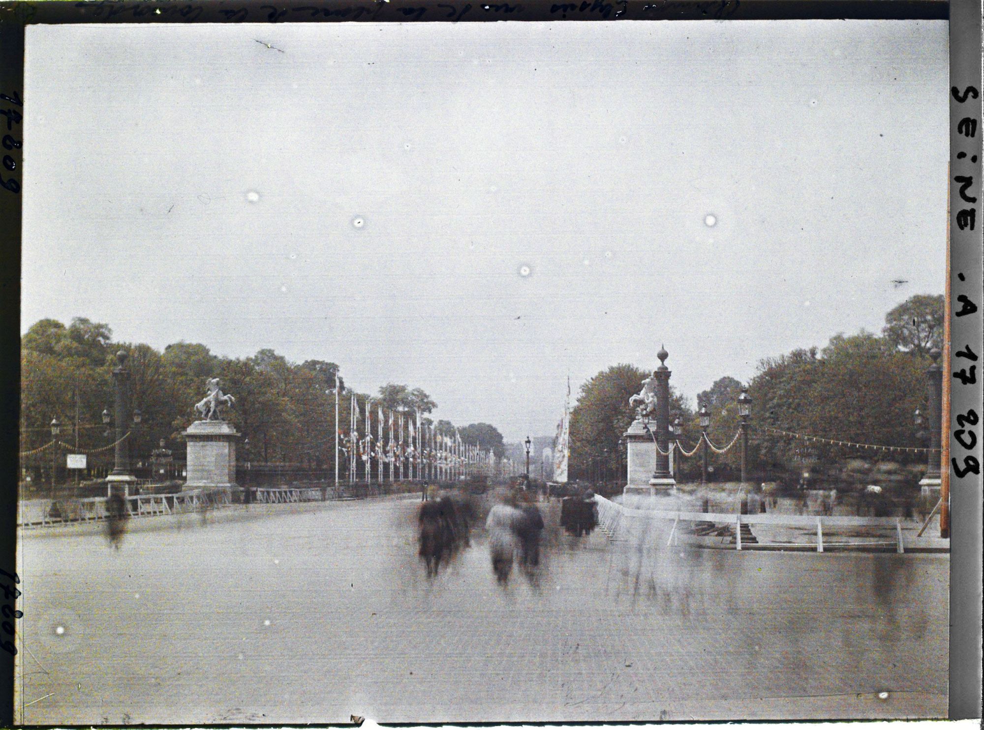 Image représentant L'Avenue des Champs-Elysées décorée pour les fêtes de la Victoire des 13 et 14 juillet 1919, vue de la place de la Concorde