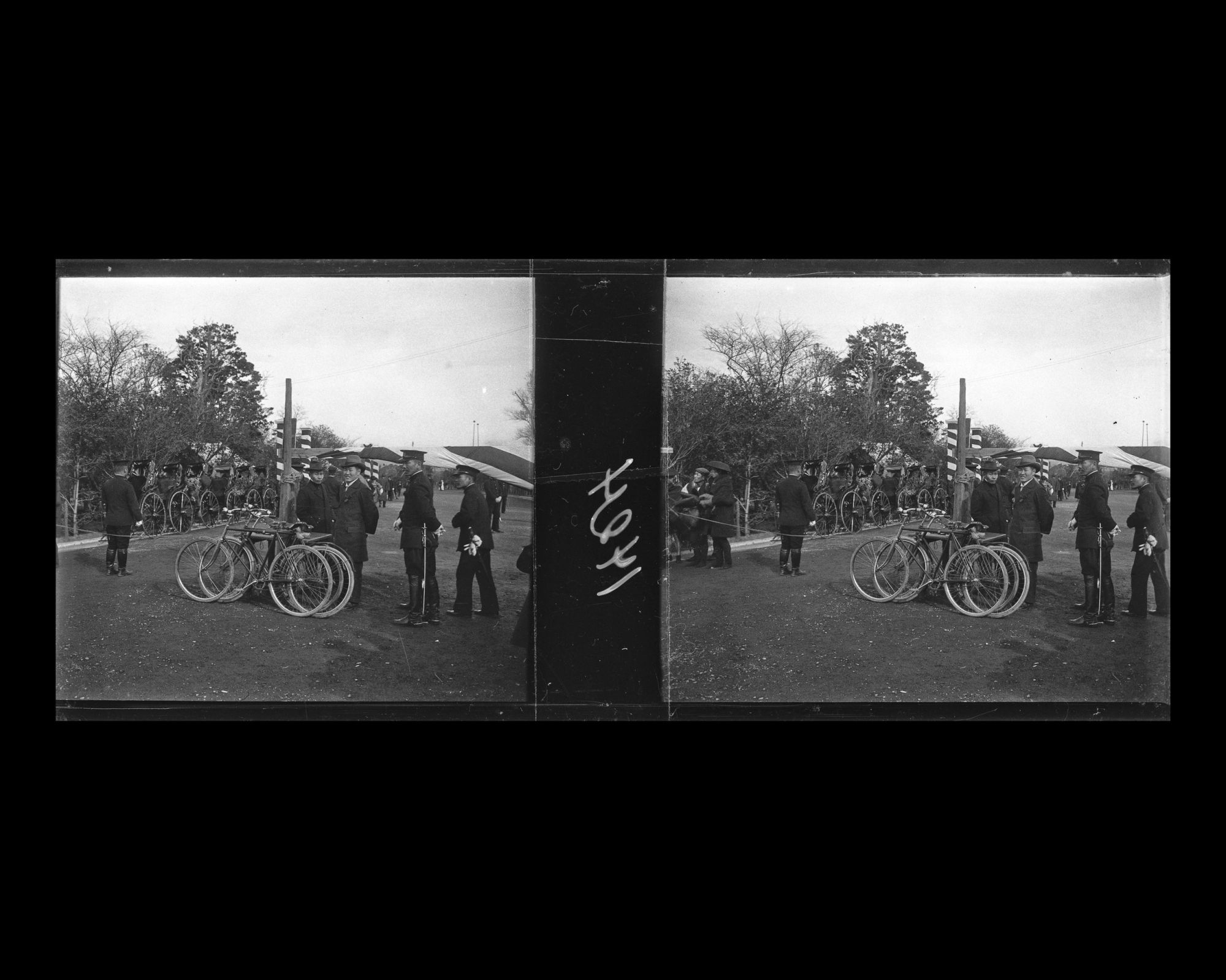 Image représentant Près du parc Hibiya, préparatifs pour la revue des pompiers