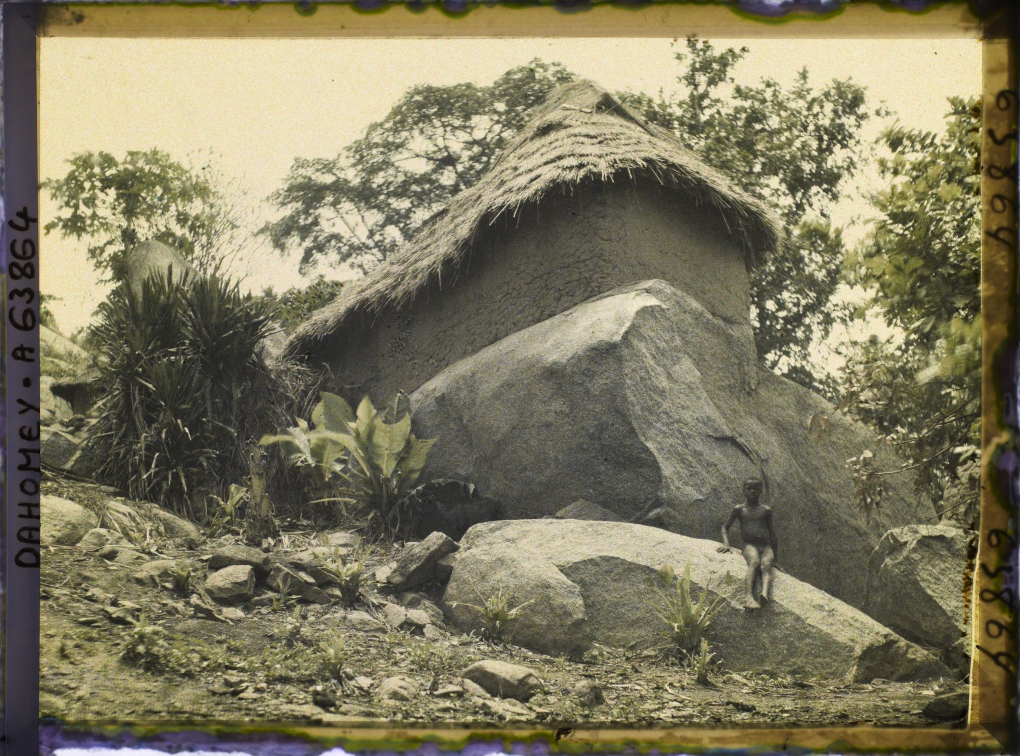 Image représentant Habitation construite sur un rocher dans la montagne, village d'Amakpa (?)