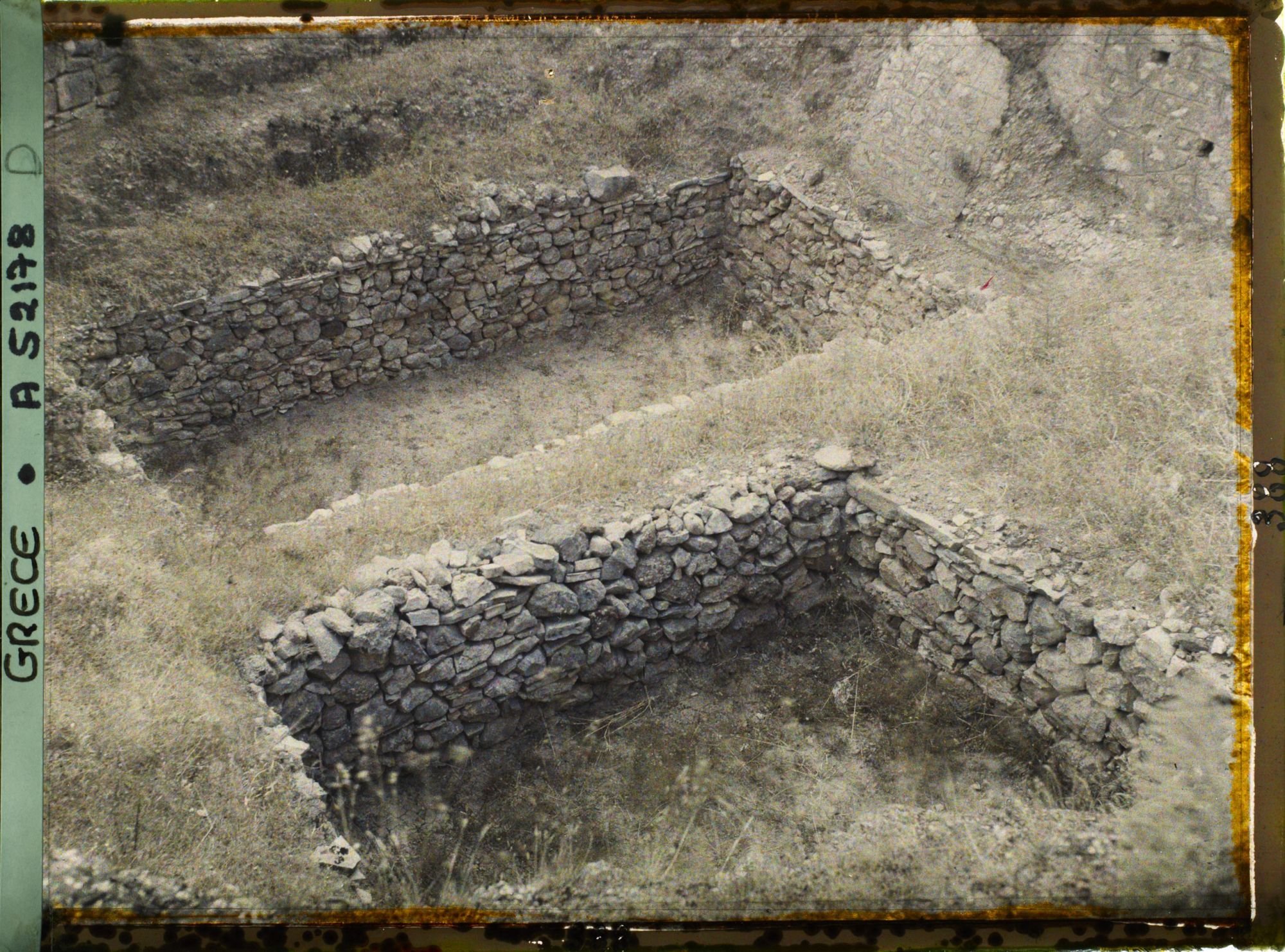 Image représentant Sur l'Acropole à l'ouest, le "Cercle des tombes", cimetière royal