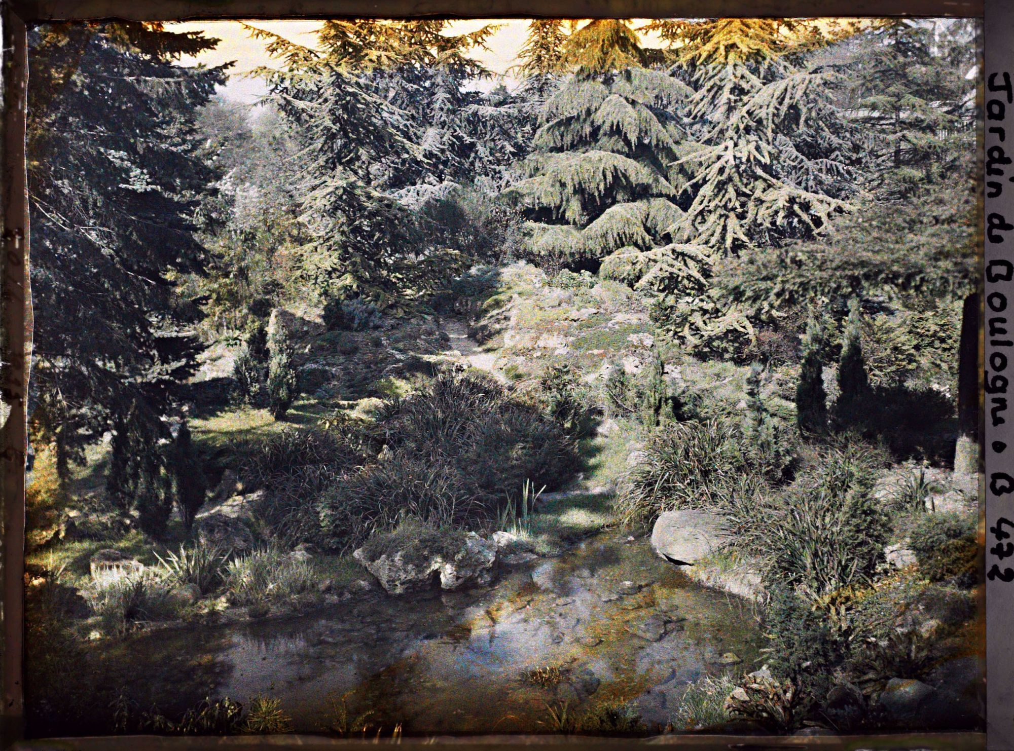 Image représentant Pièce d'eau et chemin du " sanctuaire japonais " traversant une rocaille, non loin de la façade de temple