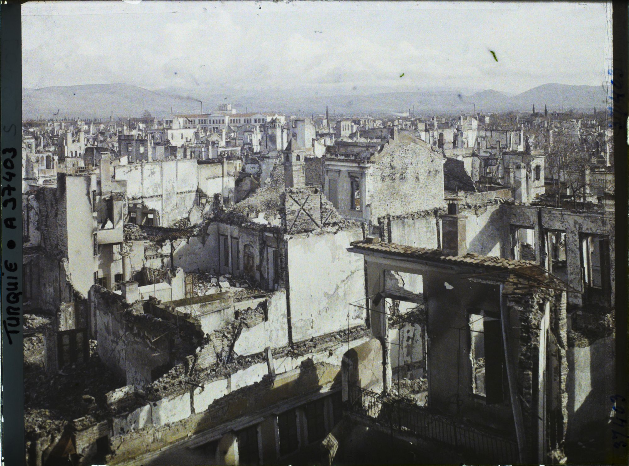 Image représentant Turquie, Smyrne, Incendie de Smyrne en Septembre 1922, autre Vue générale s/ les mêmes Quartiers