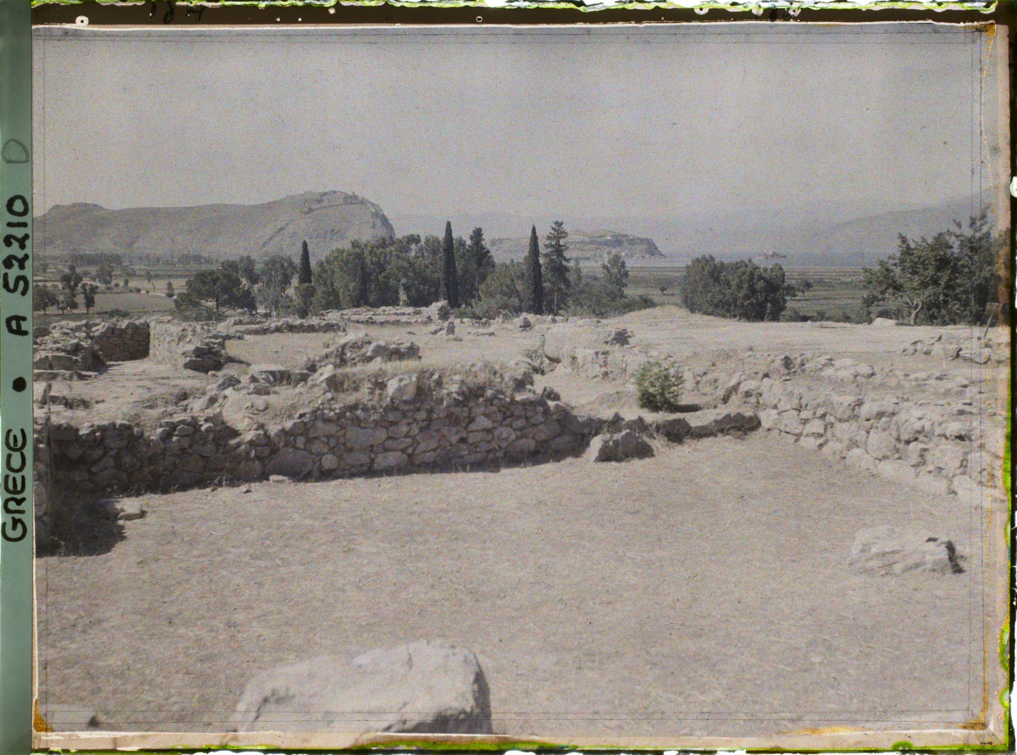 Image représentant Palais Royal, dans la citadelle. Vue prise du Megaron (foyer seigneurial) vers la cour (en direction du sud). Au fond, Nauplie et son rocher