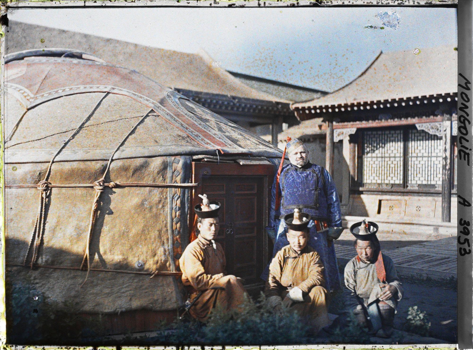 Image représentant Un occidental vêtu comme un dignitaire mongol en compagnie de fonctionnaires de la cour du Bogd Khan