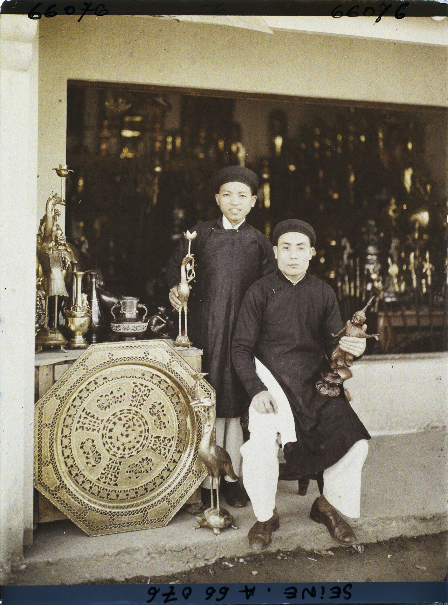 Image représentant L'Exposition Coloniale Internationale de 1931, deux tonkinois marchands de cuivre