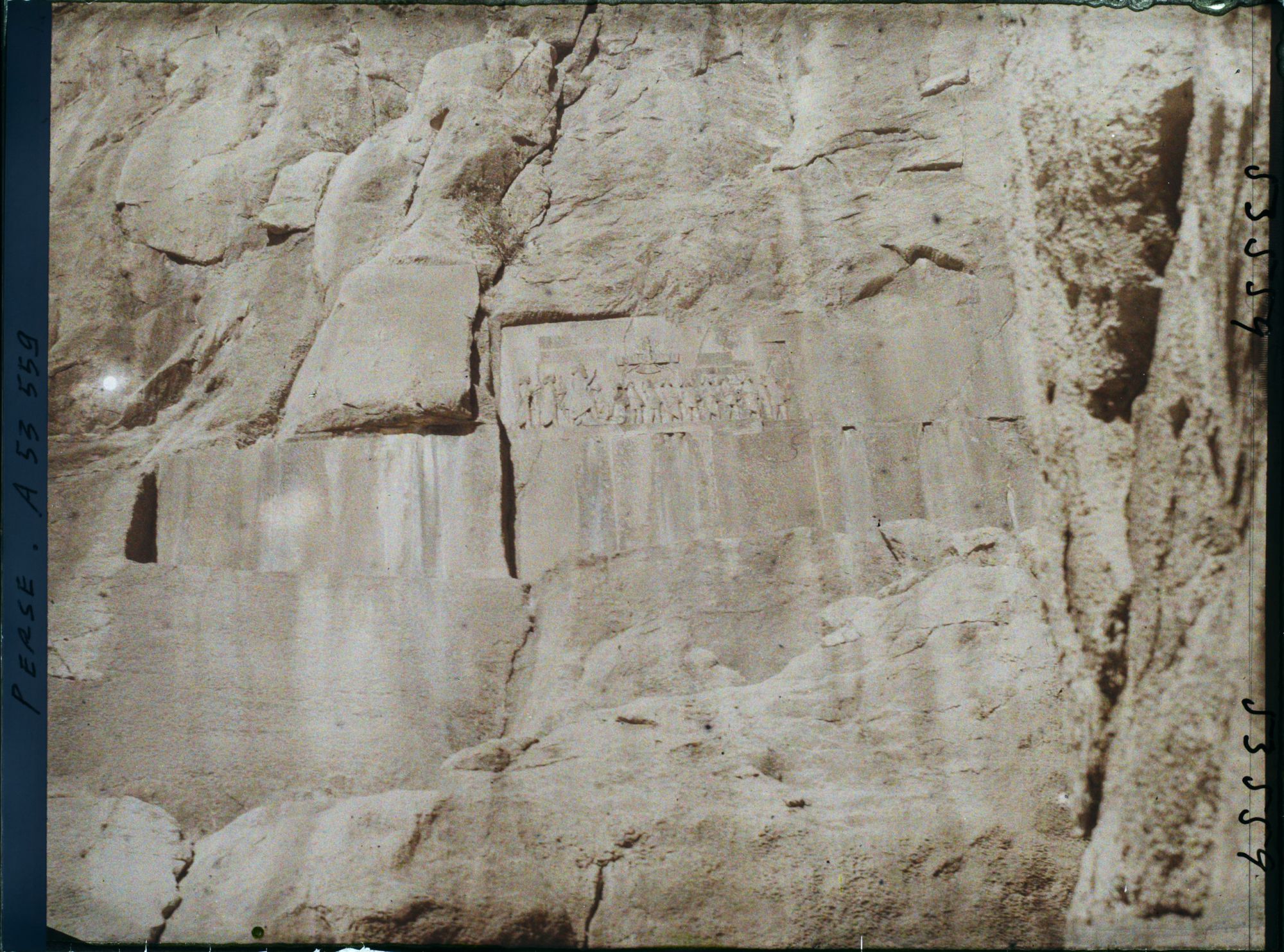 Image représentant Le monument de Darius 1er : bas-relief et inscriptions trilingues en cunéiformes, à 63 mètres de hauteur (521-524 avant J.-C.)