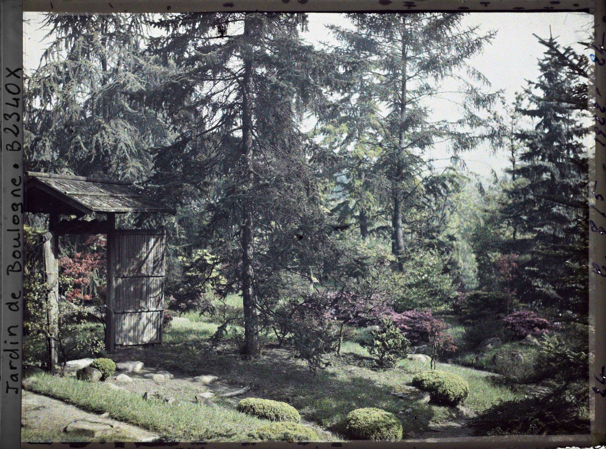 Image représentant Porte et paysage du " village japonais " en limite du " sanctuaire japonais "