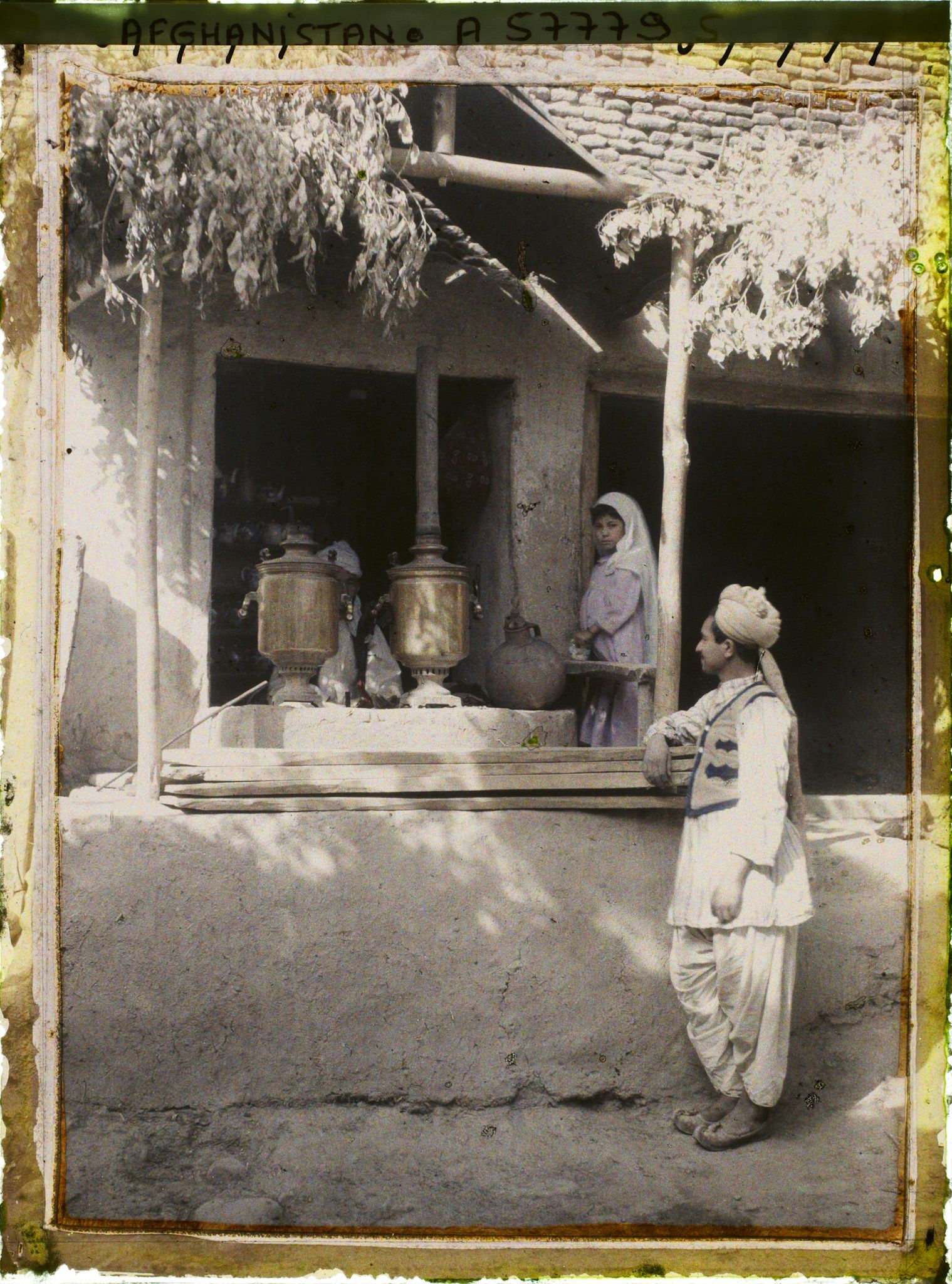 Image représentant Afghanistan, Ghazni, Marchand de thé au bazarAfghanistan, Ghazni, Marchand de thé au bazar