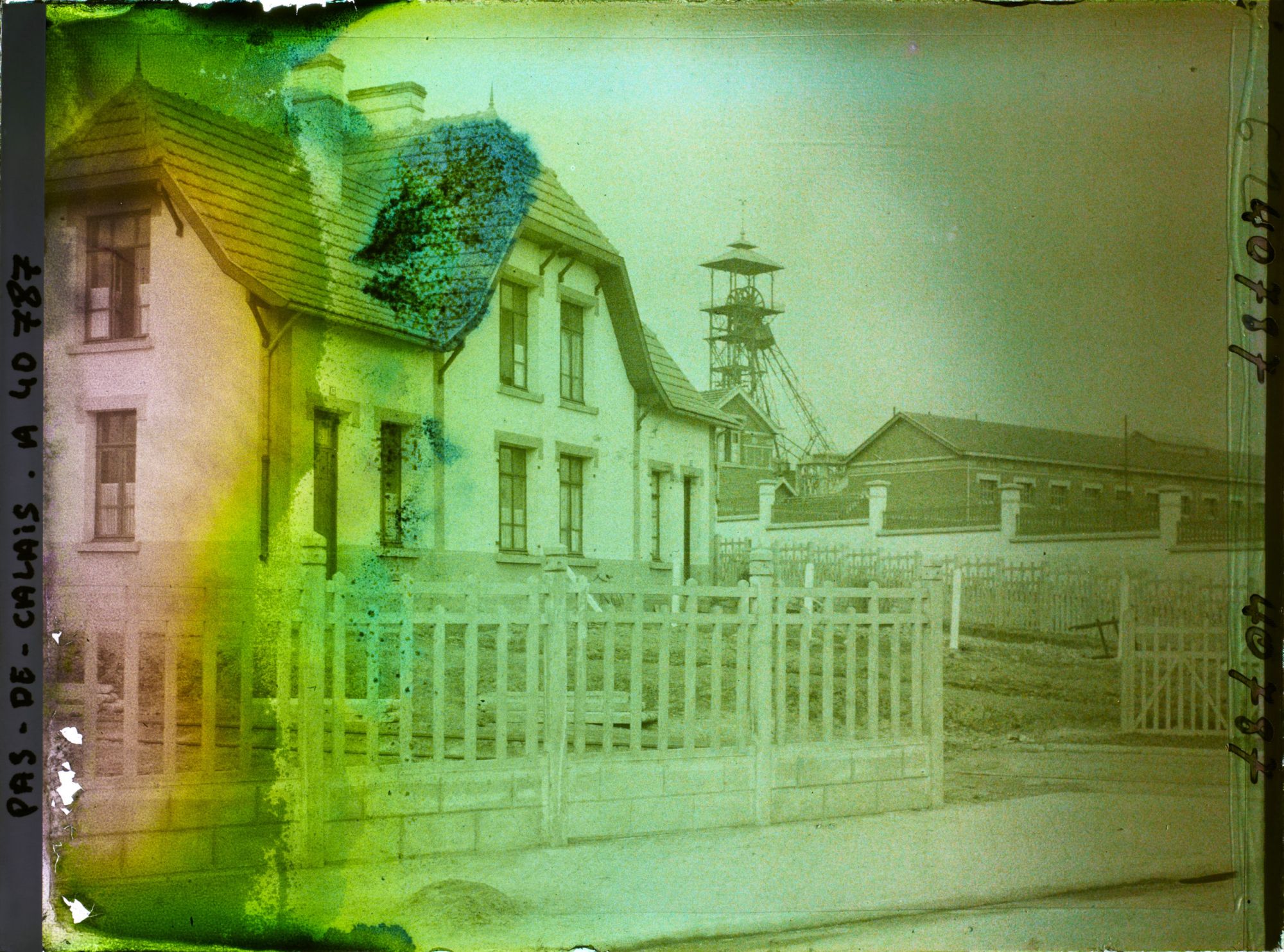 Image représentant France, Lens, Cité des Mines de Lens, Une rue vers la fosse N° 2 Bis