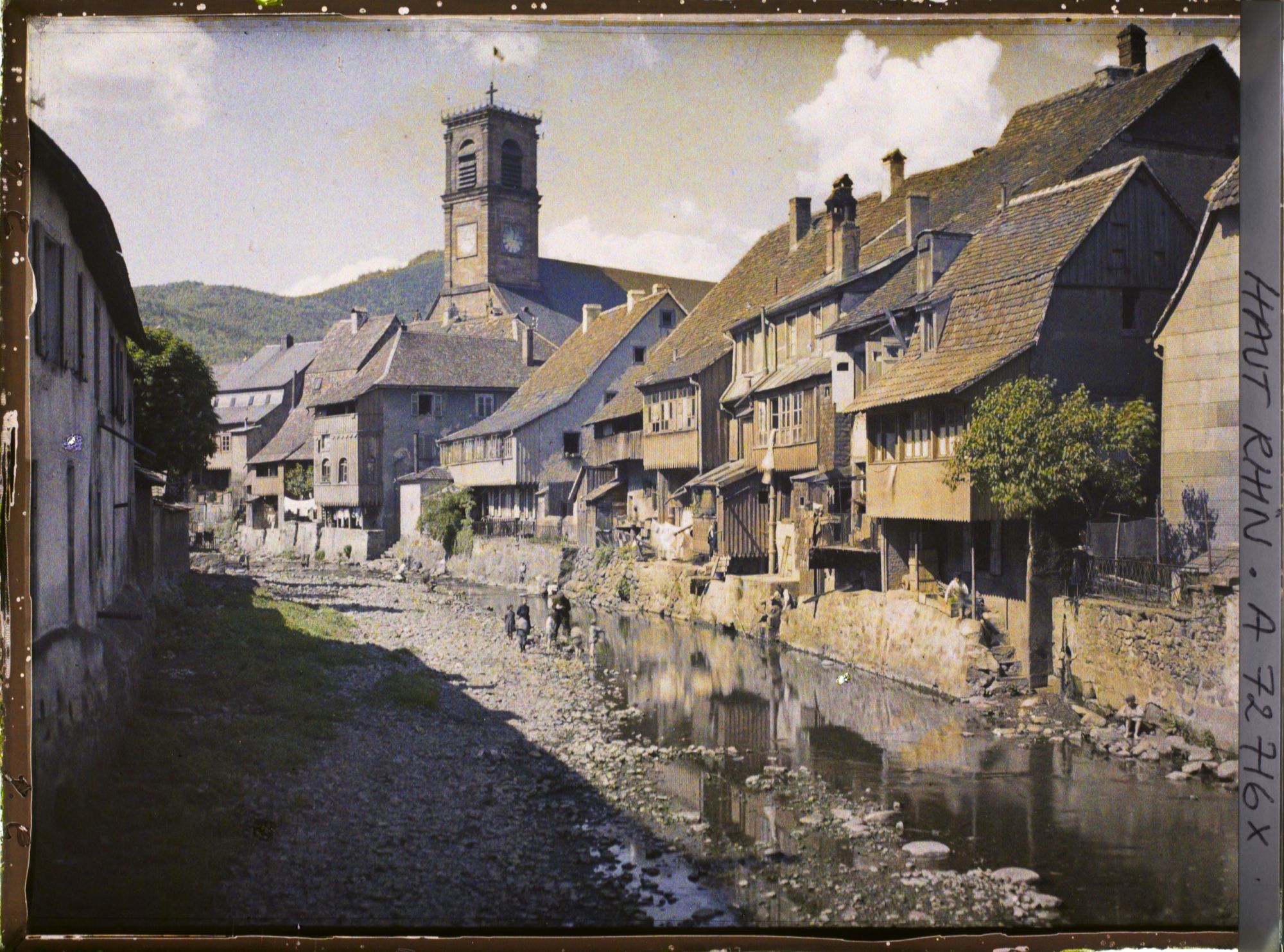 Image représentant Les bords de la Doller avec l'église, vue vers l'amont