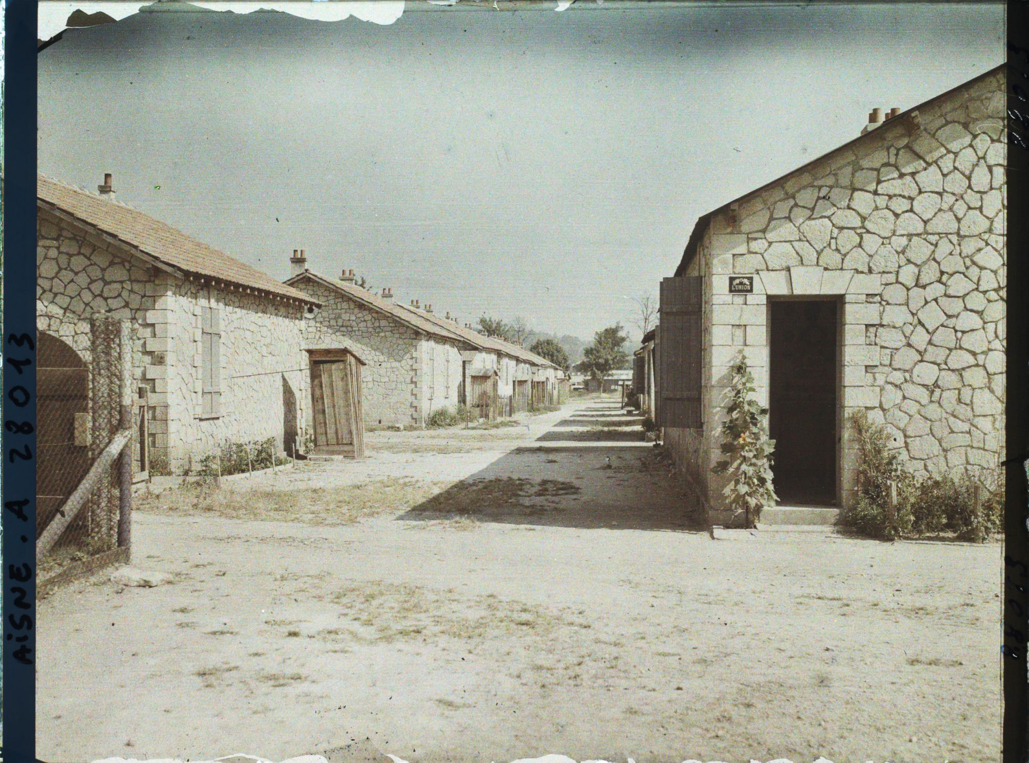 Image représentant Une rue dans la cité des maisons provisoires
