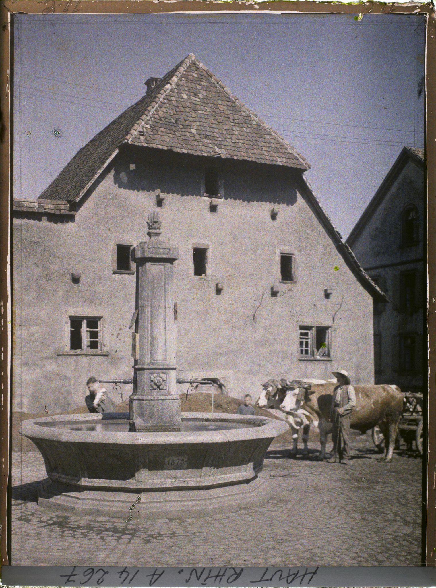 Image représentant Petite place avec fontaine et vieille maison