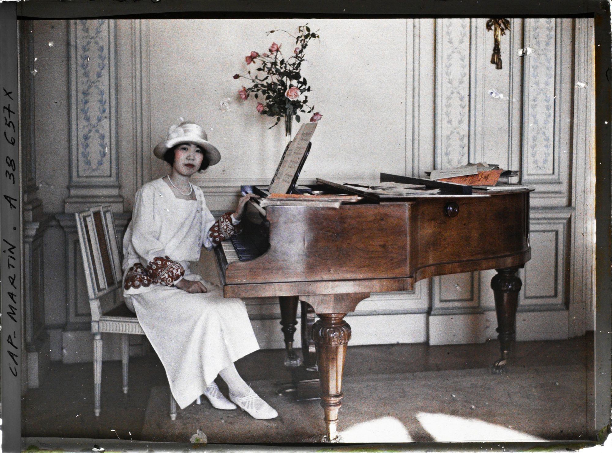 Image représentant La princesse Kitashirakawa, invitée par Albert Kahn dans un salon de sa villa