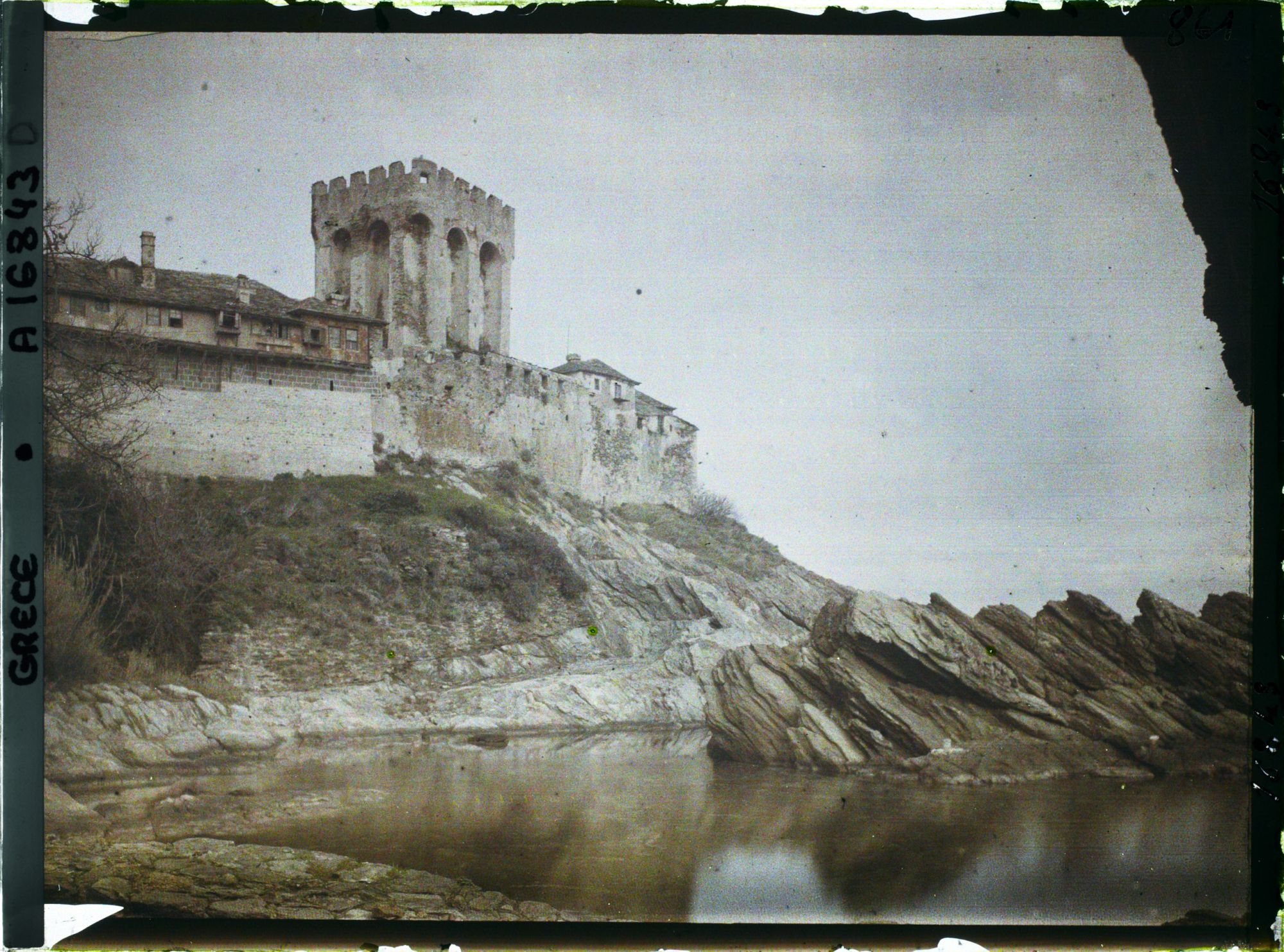 Image représentant L'arsenal du monastère de la Grande Laure