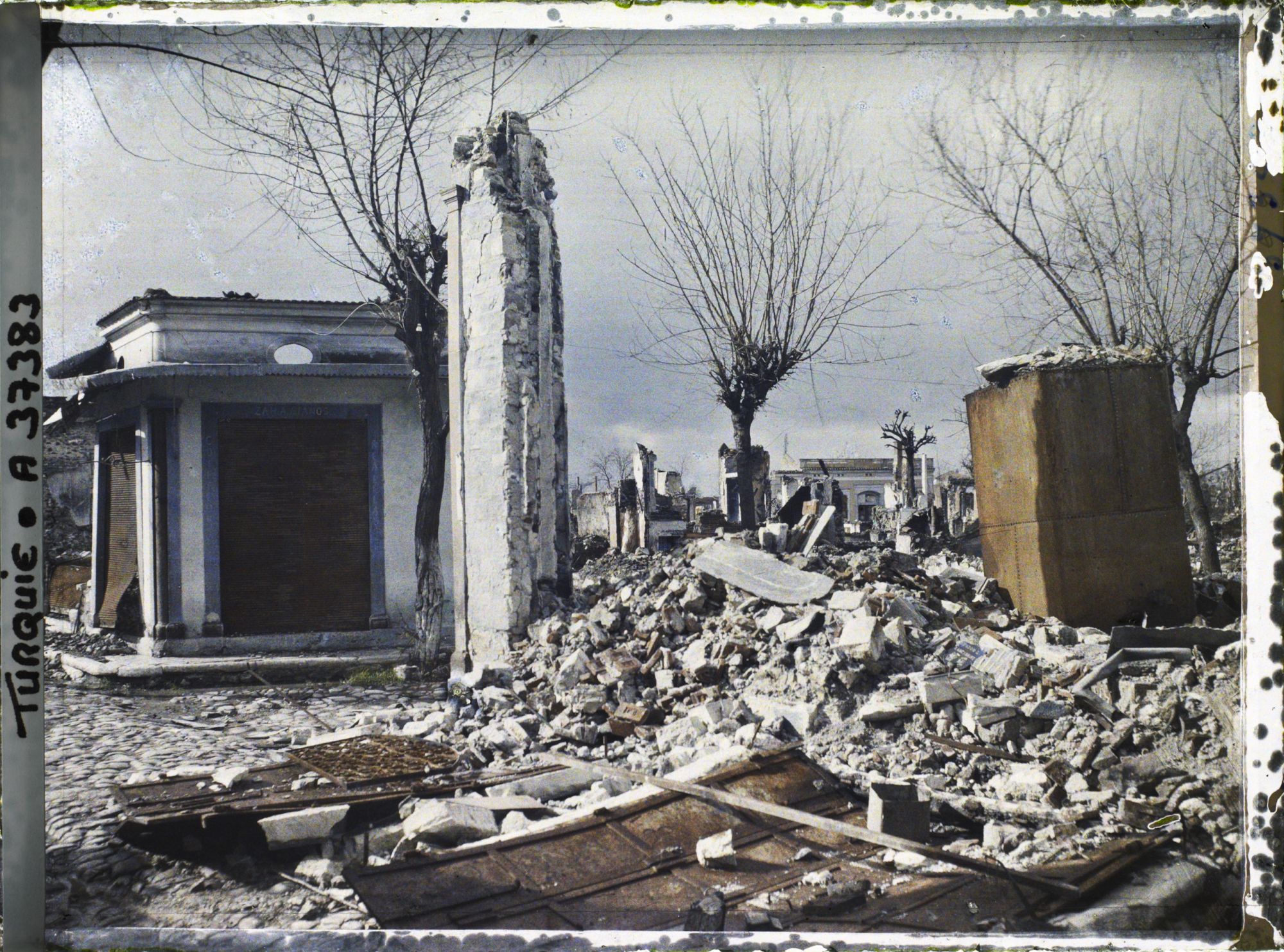 Image représentant Décombres. A gauche, petit magasin encore debout