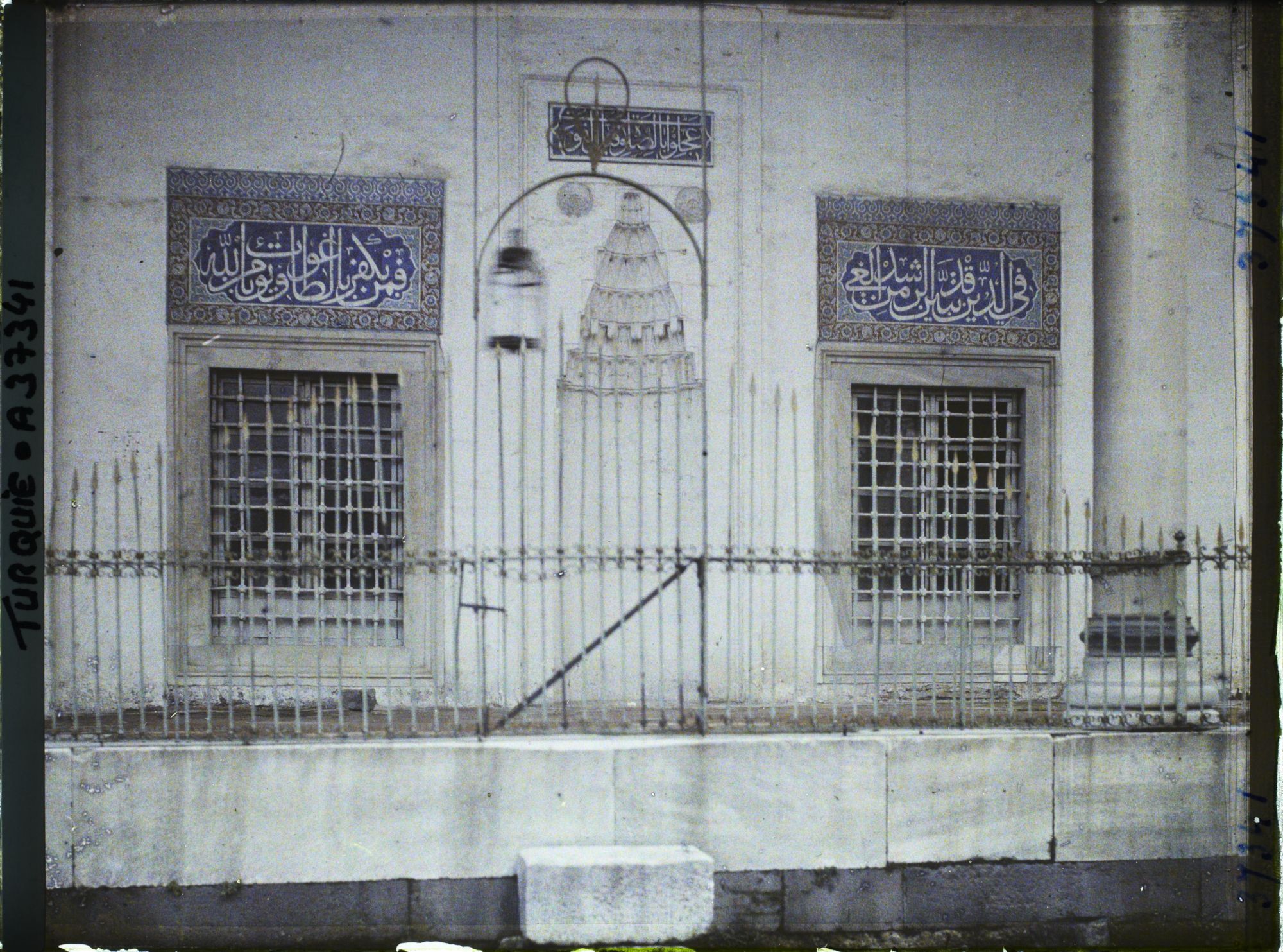 Image représentant Turquie, Magnesie, Détails de la façade, faënces de Koutaïa