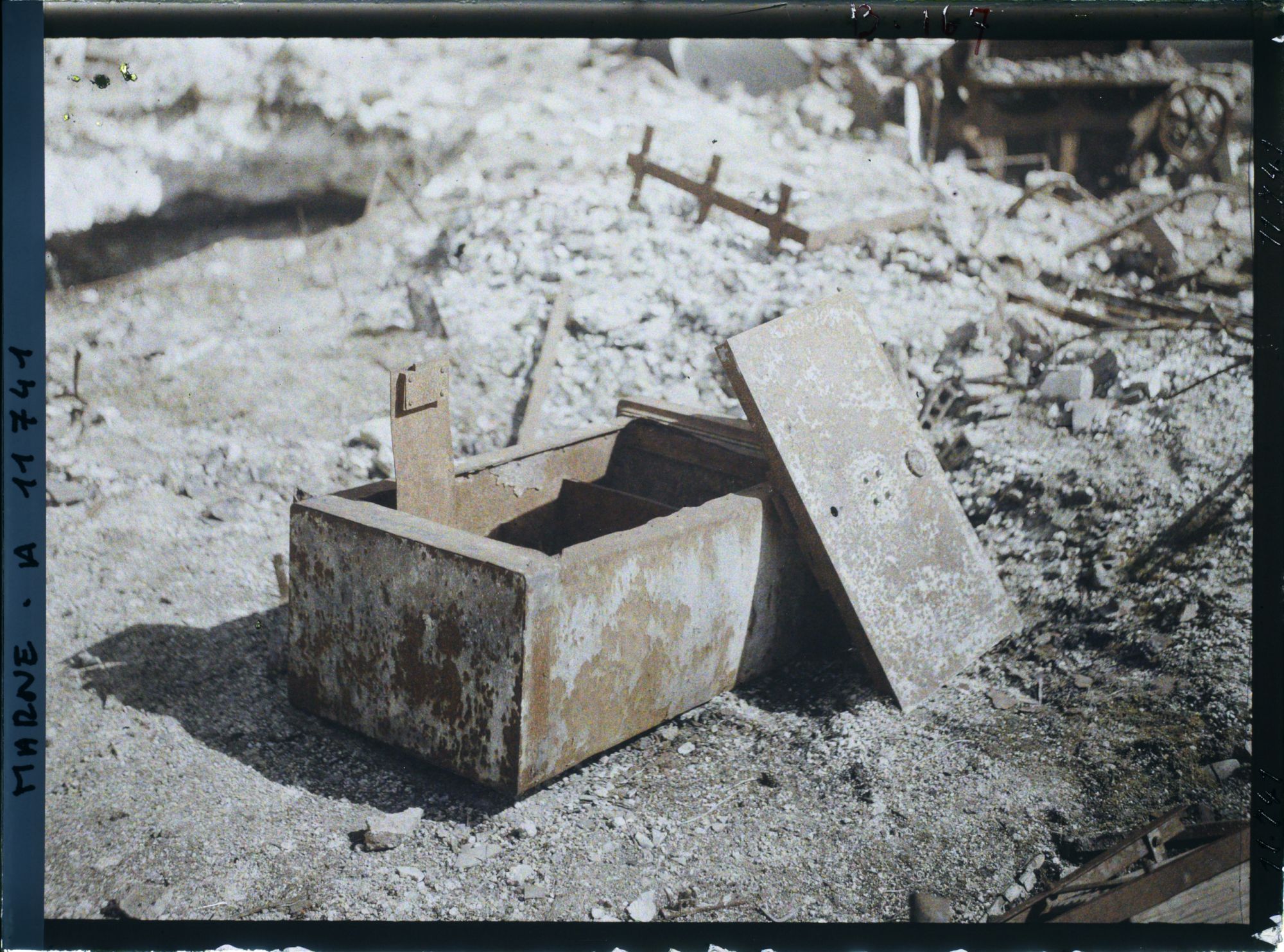 Image représentant France, Reims, Coffre fort au milieu des ruines