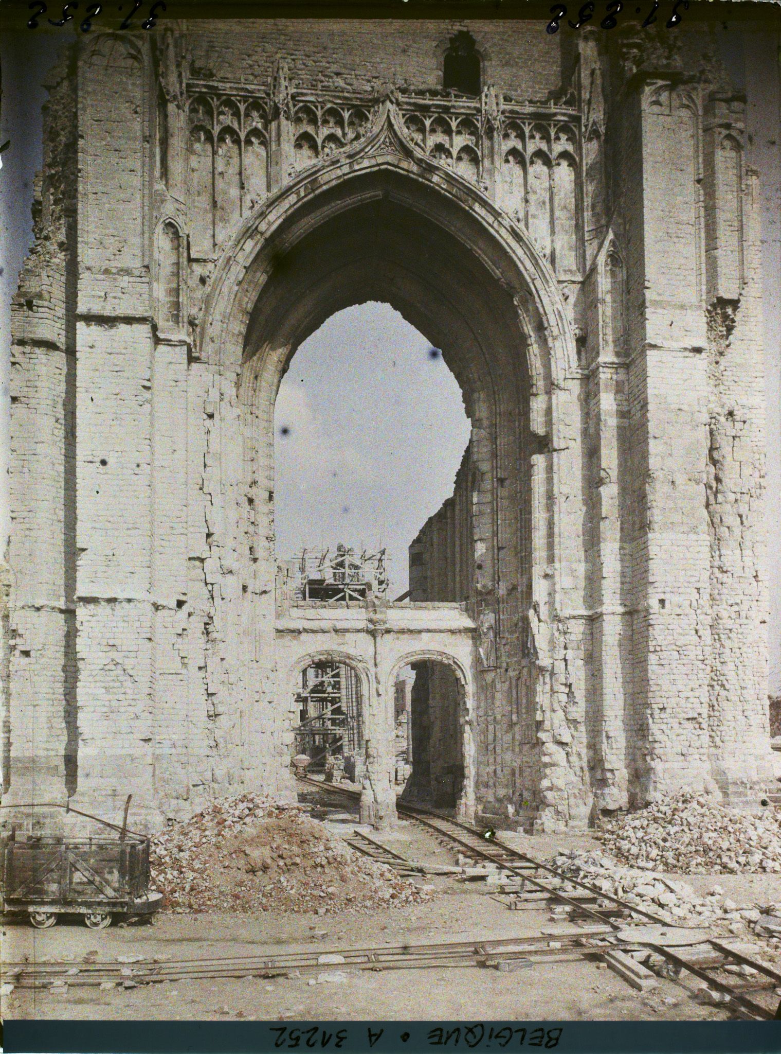 Image représentant Belgique, Ypres, Portail Sud de St Martin