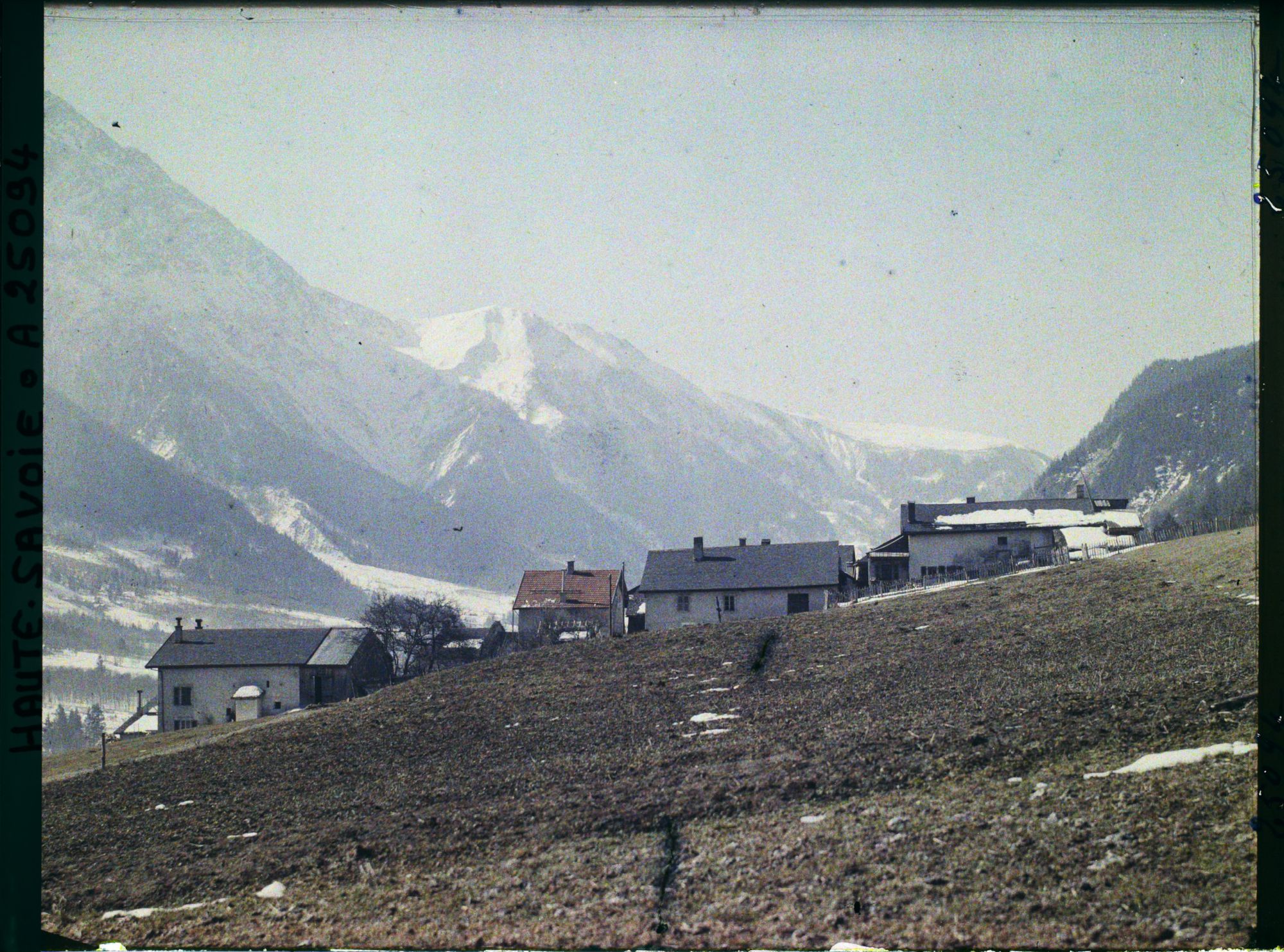 Image représentant France Les Alpes, Moussoux, Vallée de Chamonix, Le Village des Moussoux et le Col du Tricot