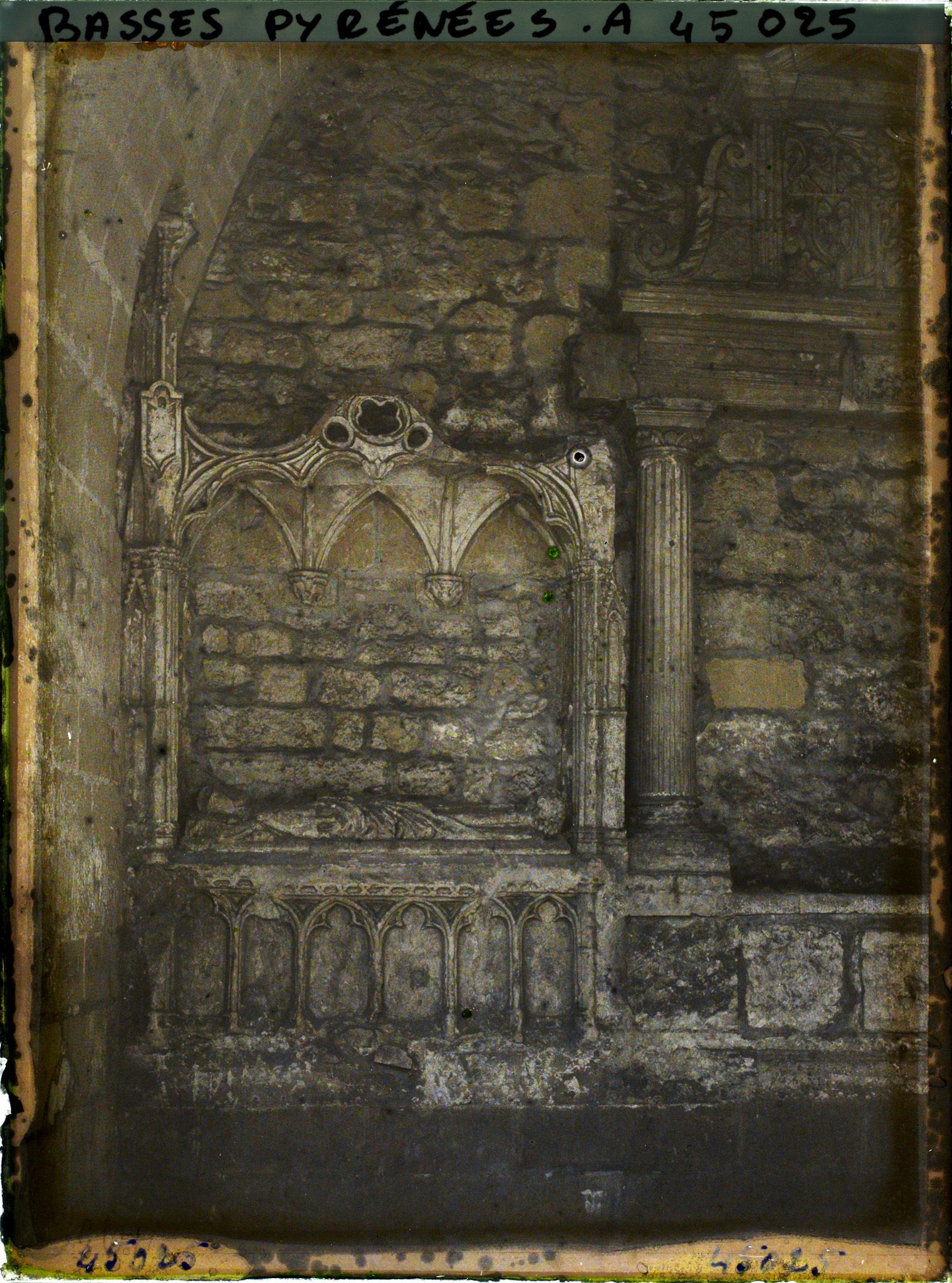 Image représentant France, Bayonne, Le Cloître de la Cathédrale, Tombeau ancien (autre)