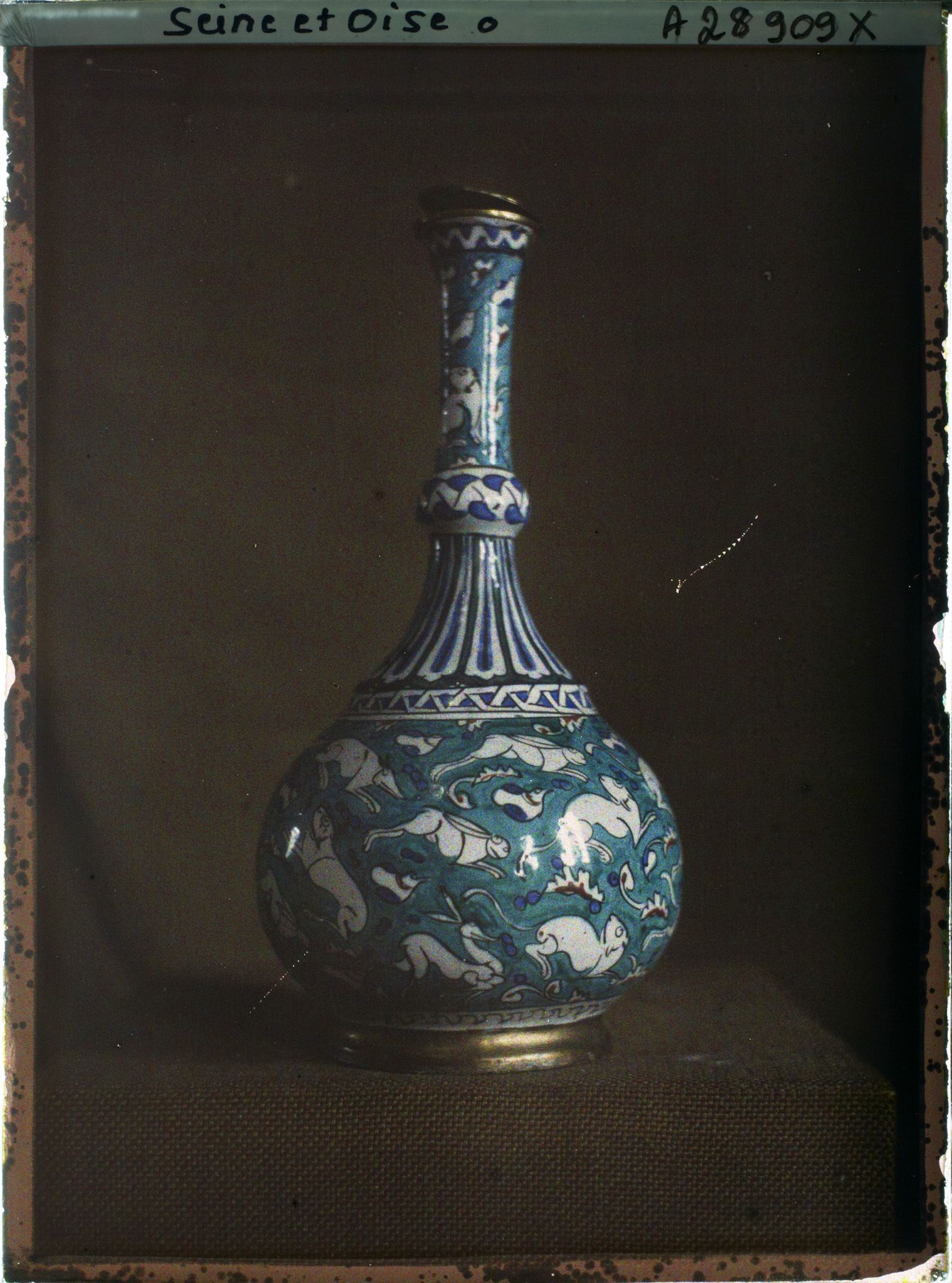 Image représentant Bouteille à décor de lapins des collections de porcelaines persane du musée de Sèvres