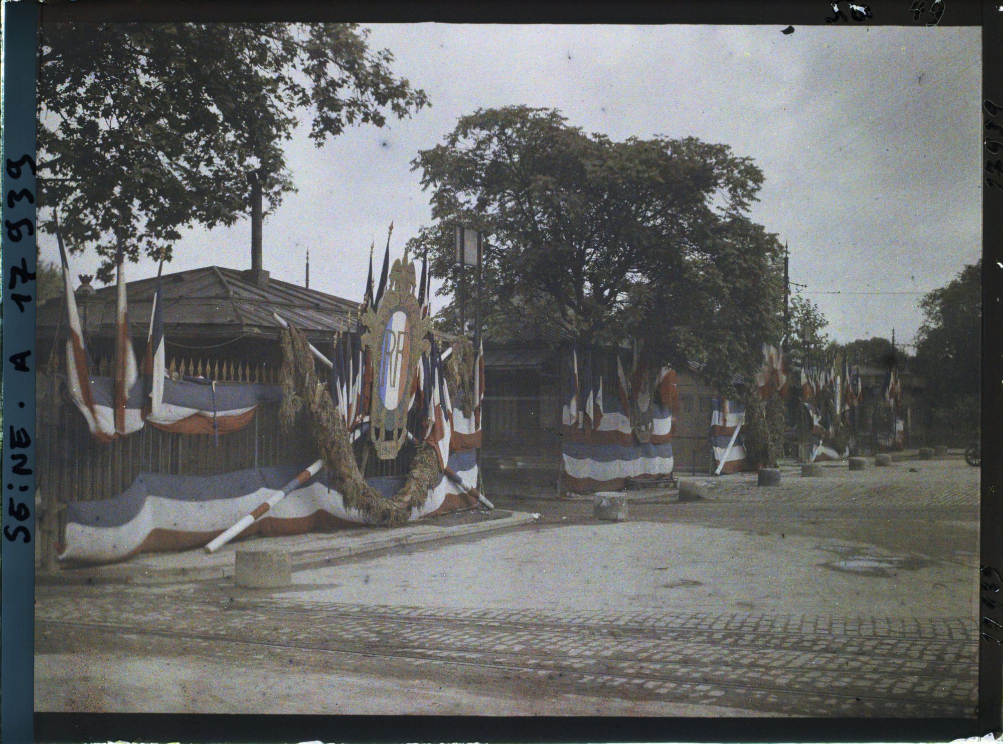 Image représentant Décorations pour les fêtes de la Victoire des 13 et 14 juillet porte Maillot