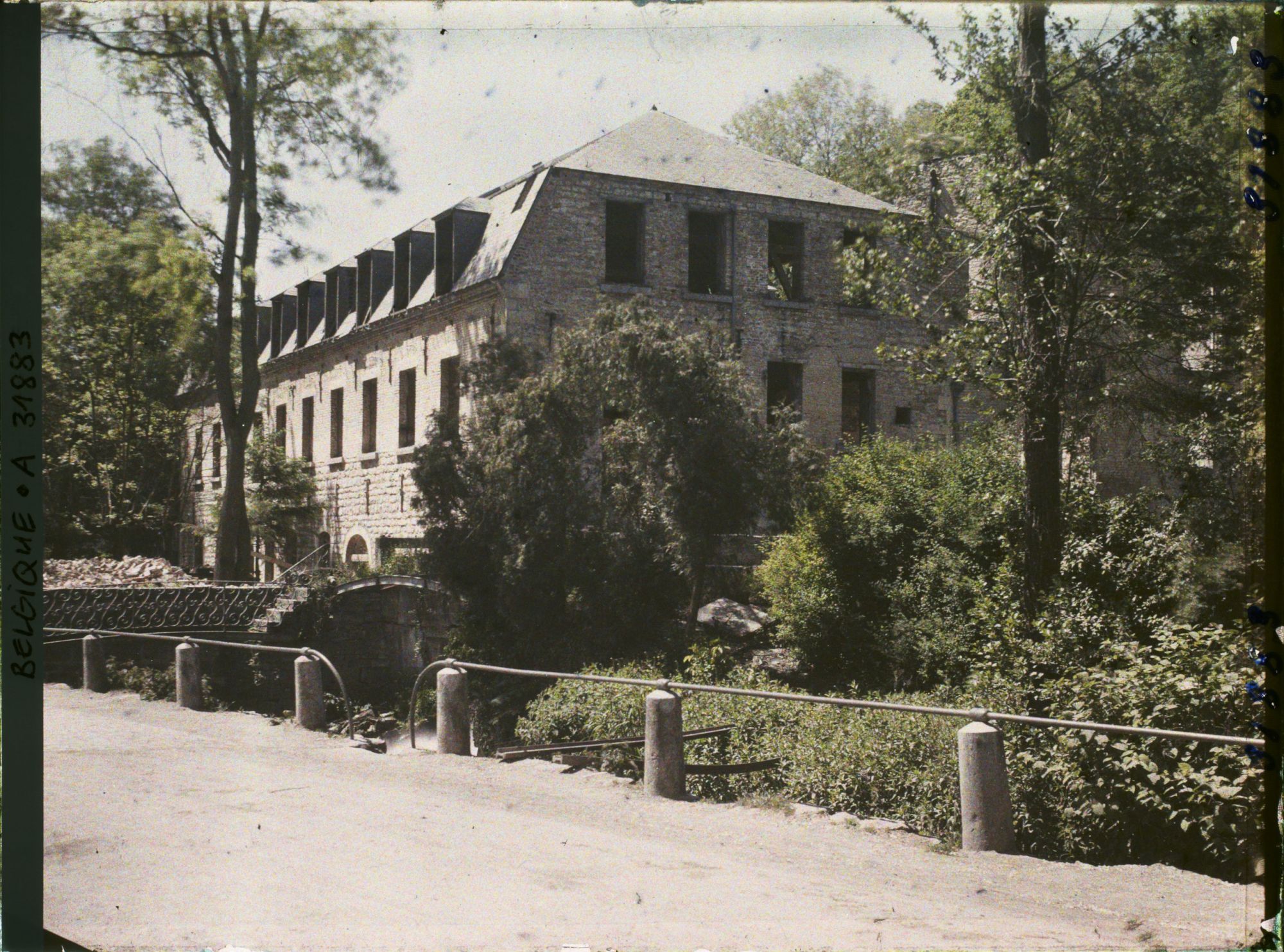 Image représentant Belgique, Hastière, Reconstruction d'un Hôtel