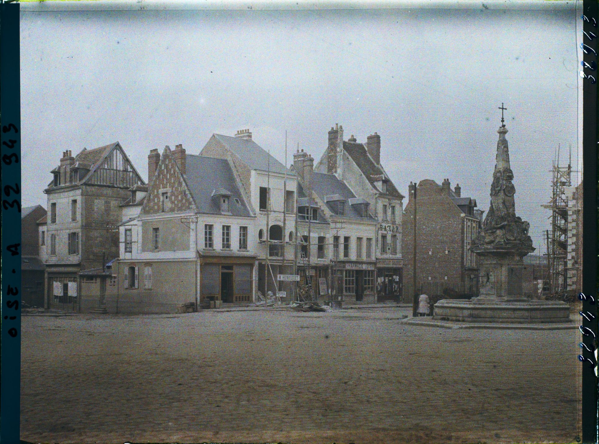 Image représentant France, Noyon, Autre aspect de la Place de l'Hôtel de Ville