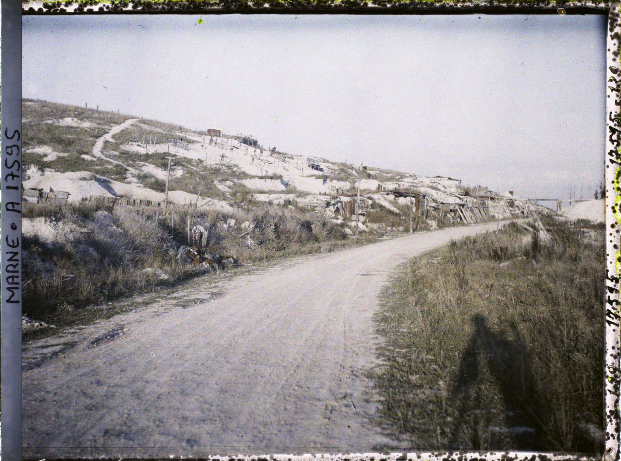 Image représentant France, Massiges, La Main de Massiges s/ la route