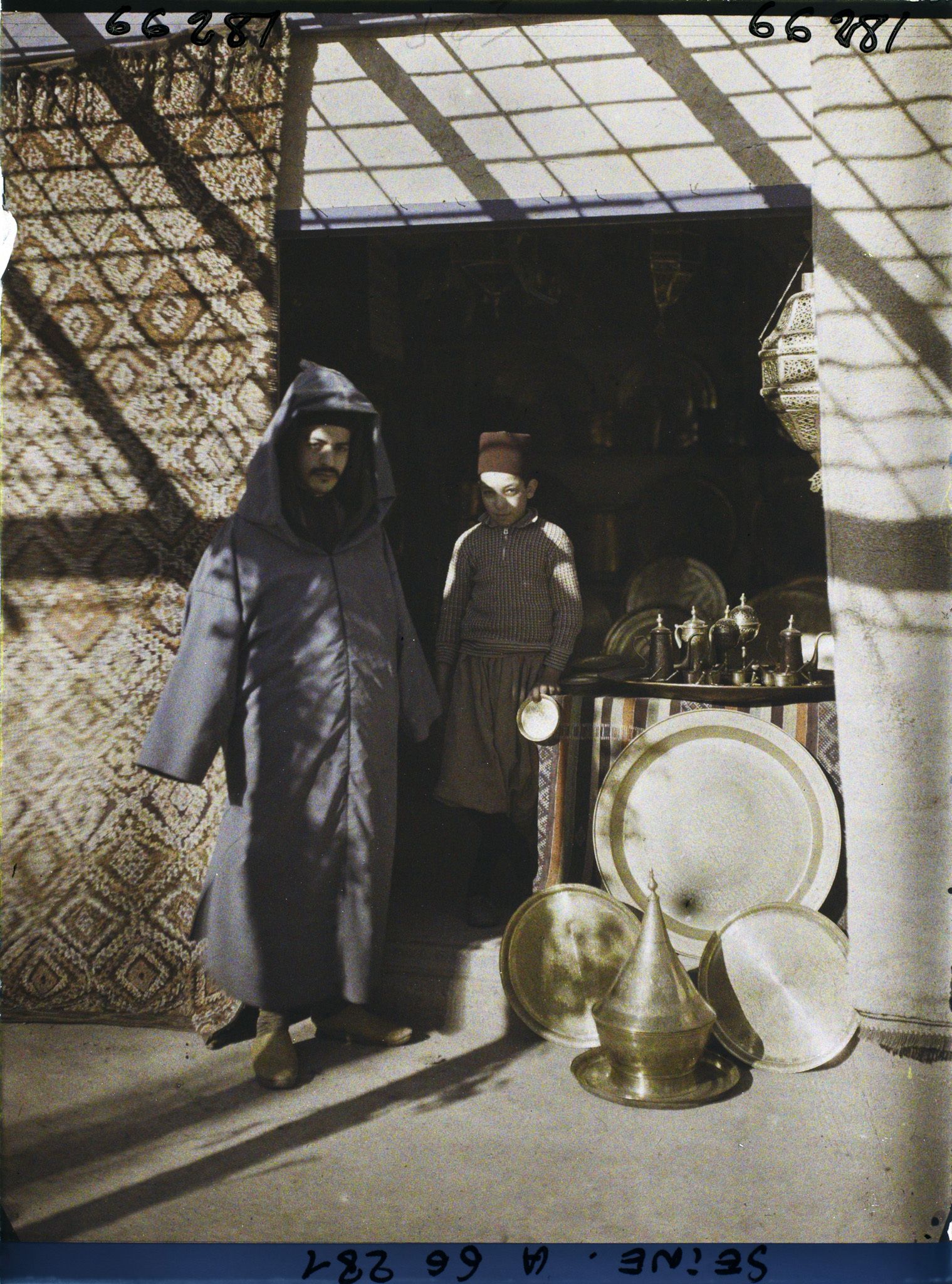 Image représentant L'Exposition Coloniale Internationale de 1931, marchands de cuivres marocains