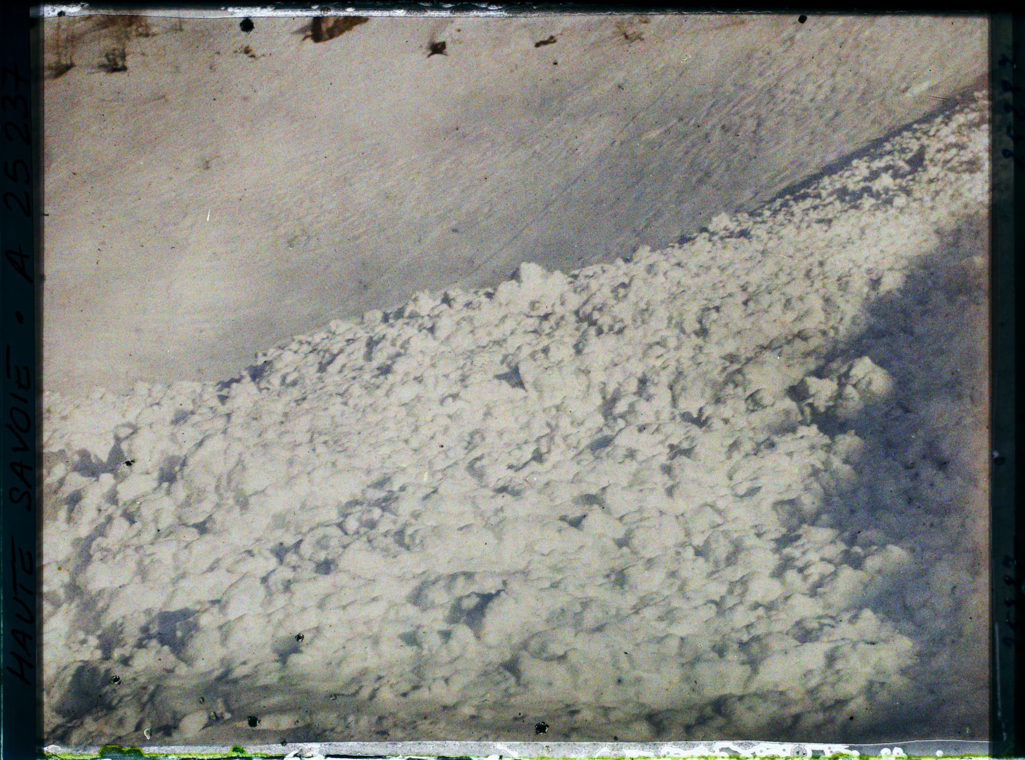 Image représentant France Les Alpes, La mer de Glace, Une Avalanche dans le Couloir de la Filiaz