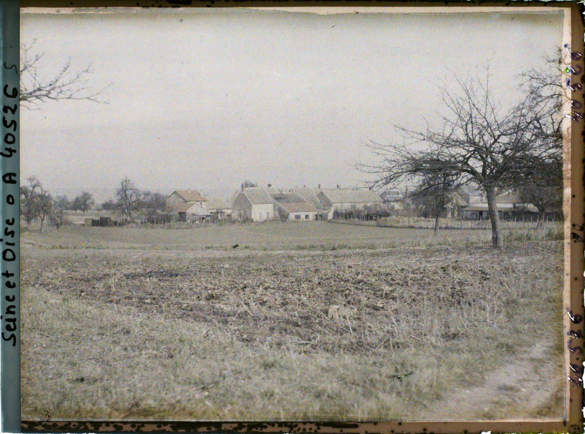 Image représentant France, Les Clayes, Les champs près du Village