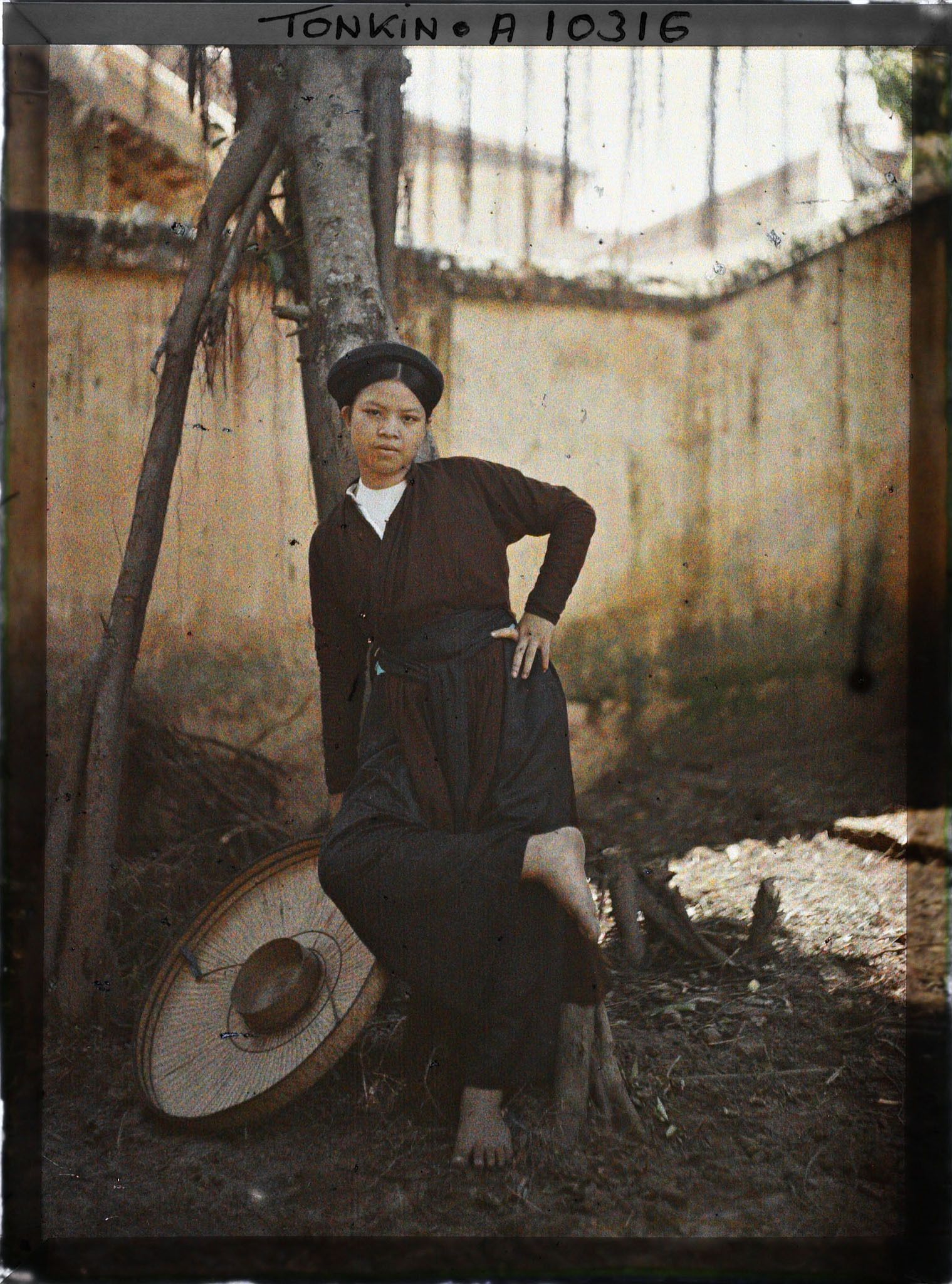 Image représentant Une jeune fille du peuple portant le costume quotidien