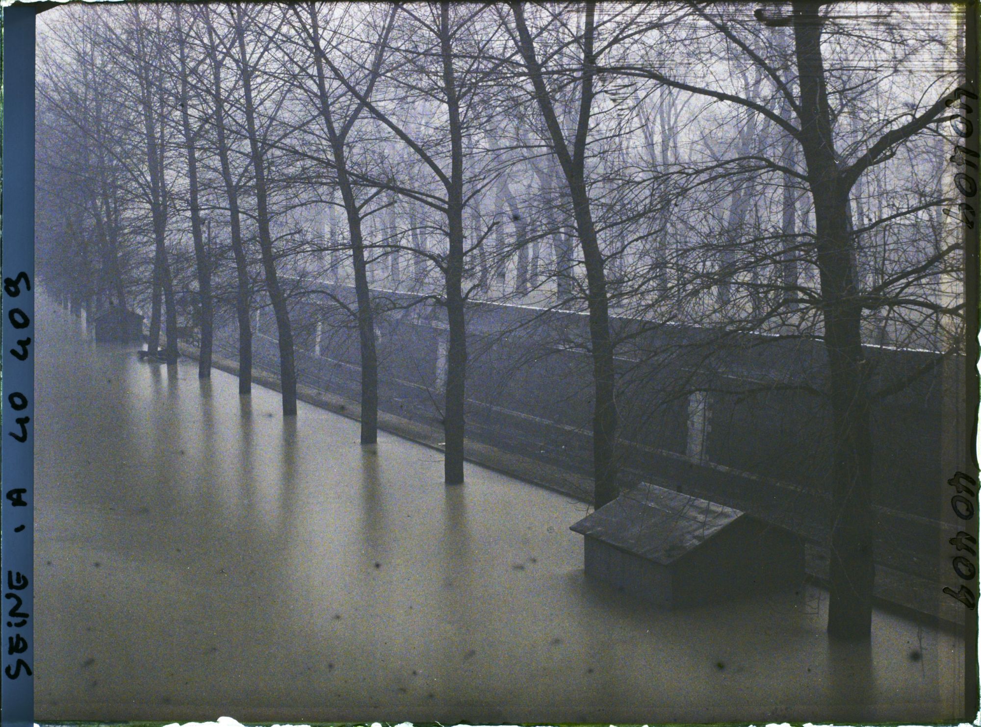 Image représentant La crue de la Seine quai d'Orsay, la ligne de chemins de fer des Invalides à Versailles-Rive-Gauche inondée