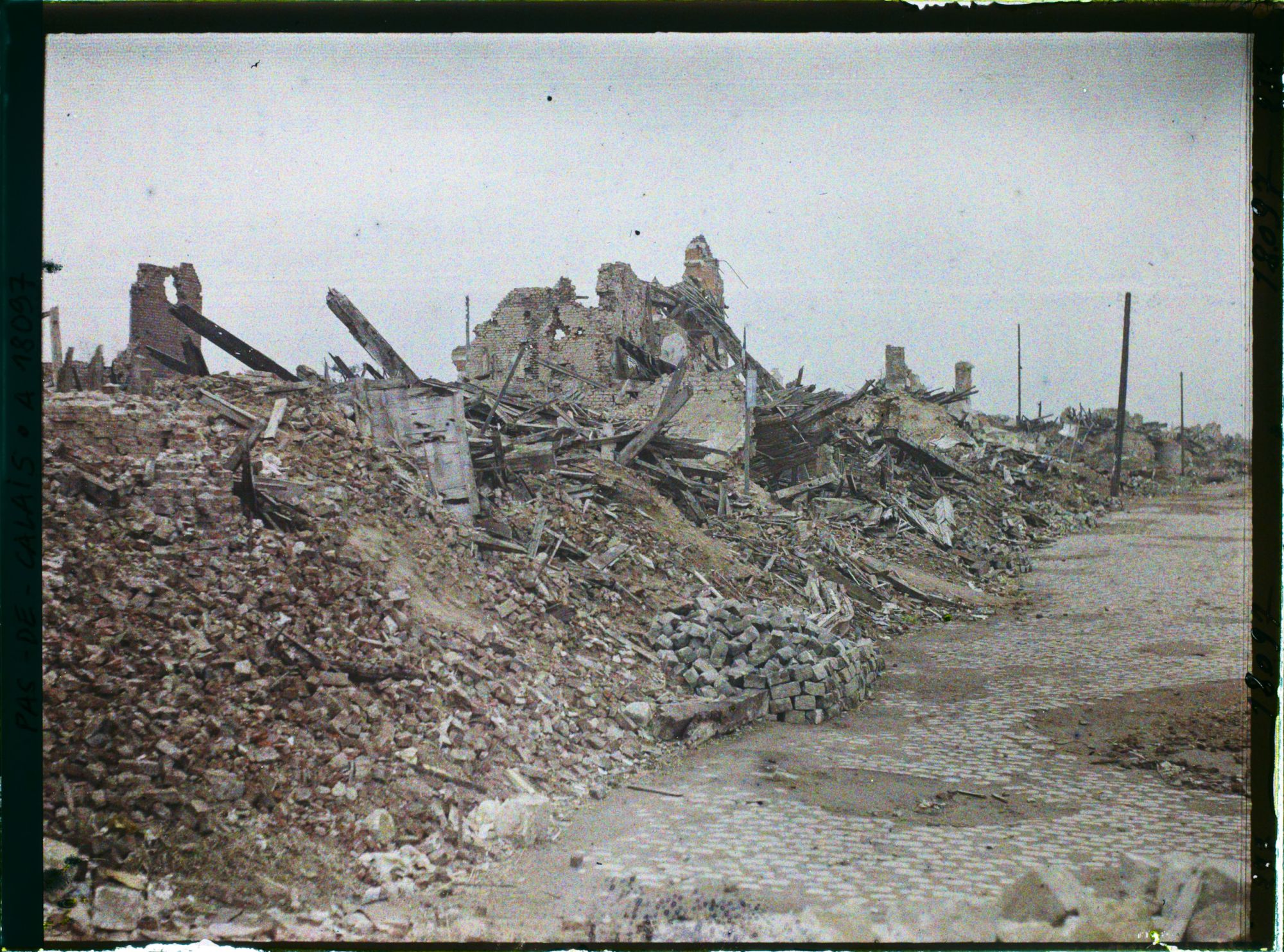 Image représentant France, Lens, La Place devant l'Eglise