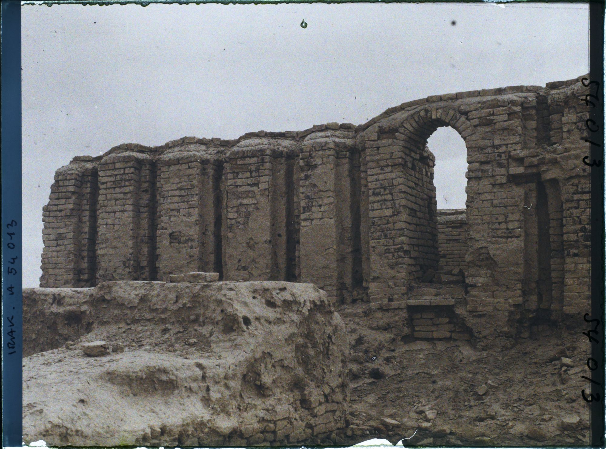 Image représentant Façade nord du temple E-Dublal-Mah (portes en ogives des XV, XIVe siècles avant J.-C. ou premier millénaire avant J.-C.)