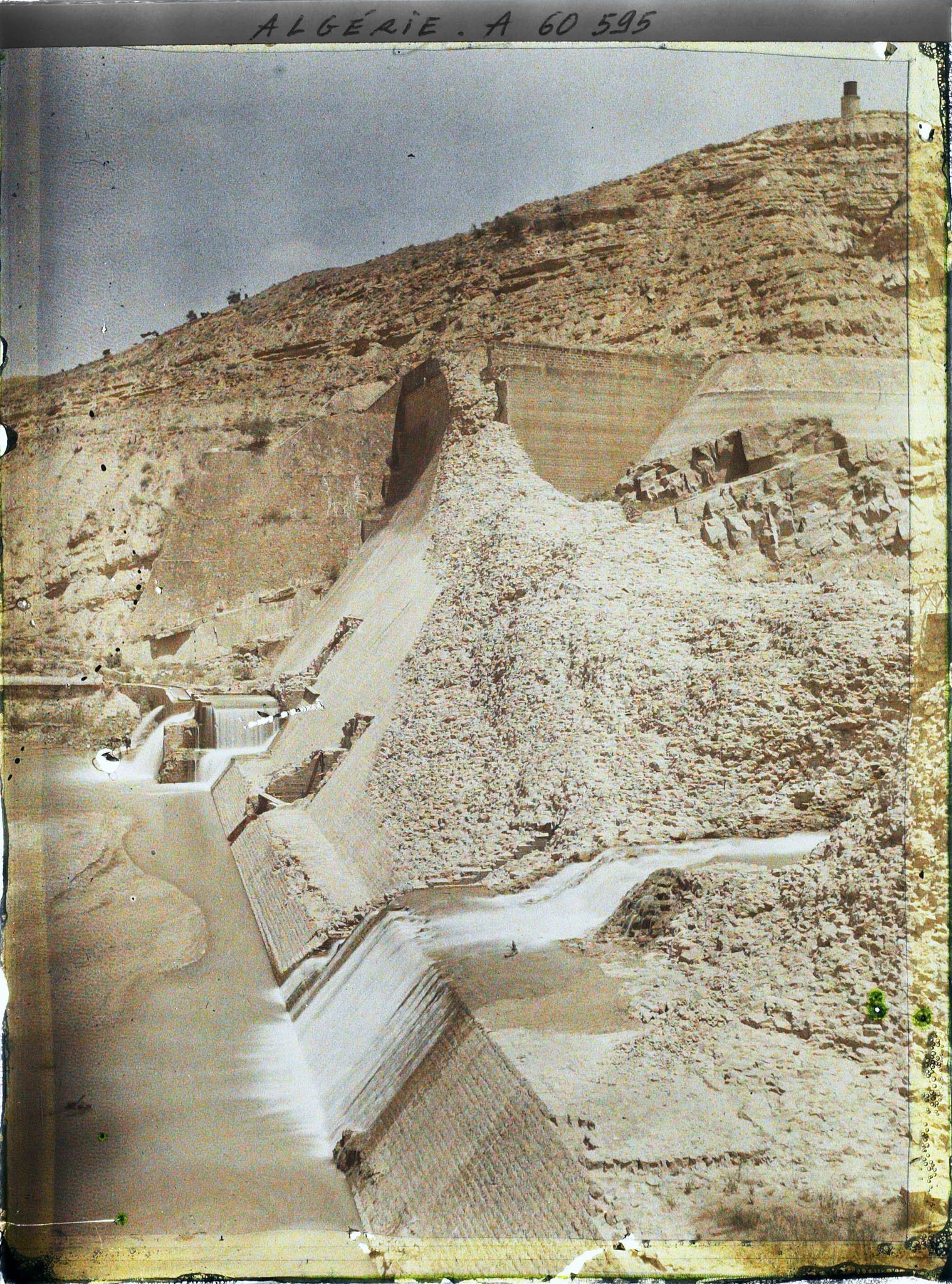 Image représentant Barrage de l'Habra, la brèche dans le mur du barrage, vue de l'aval, du côté de la rive droite