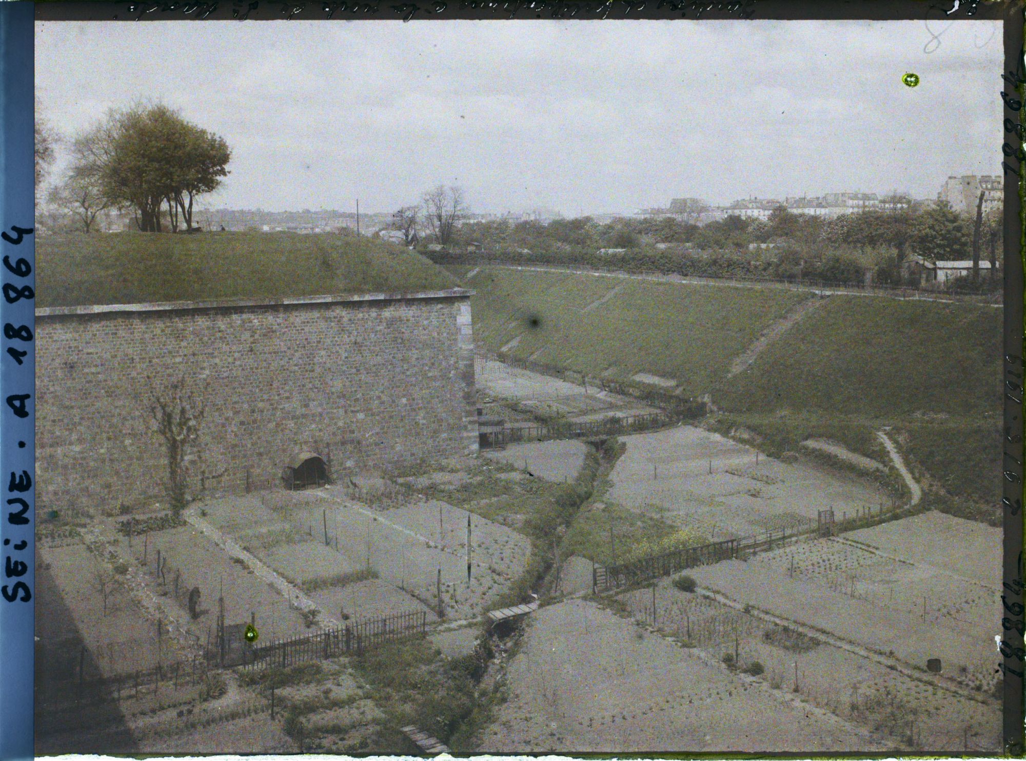 Image représentant Les jardins ouvriers aux pieds des fortifications, à la porte de Saint-Mandé
