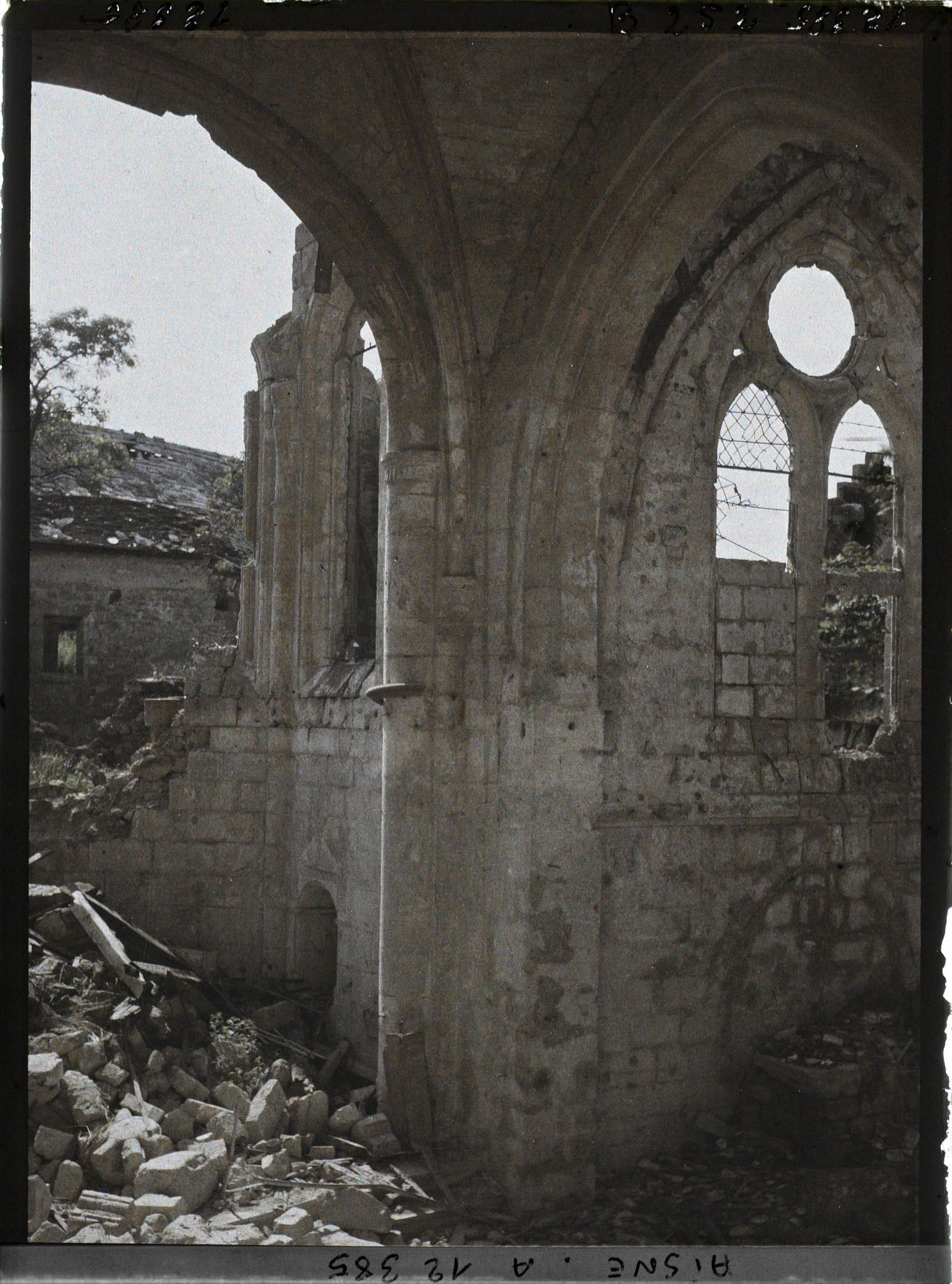Image représentant Intérieur de l'église Saint-Martin en ruine
