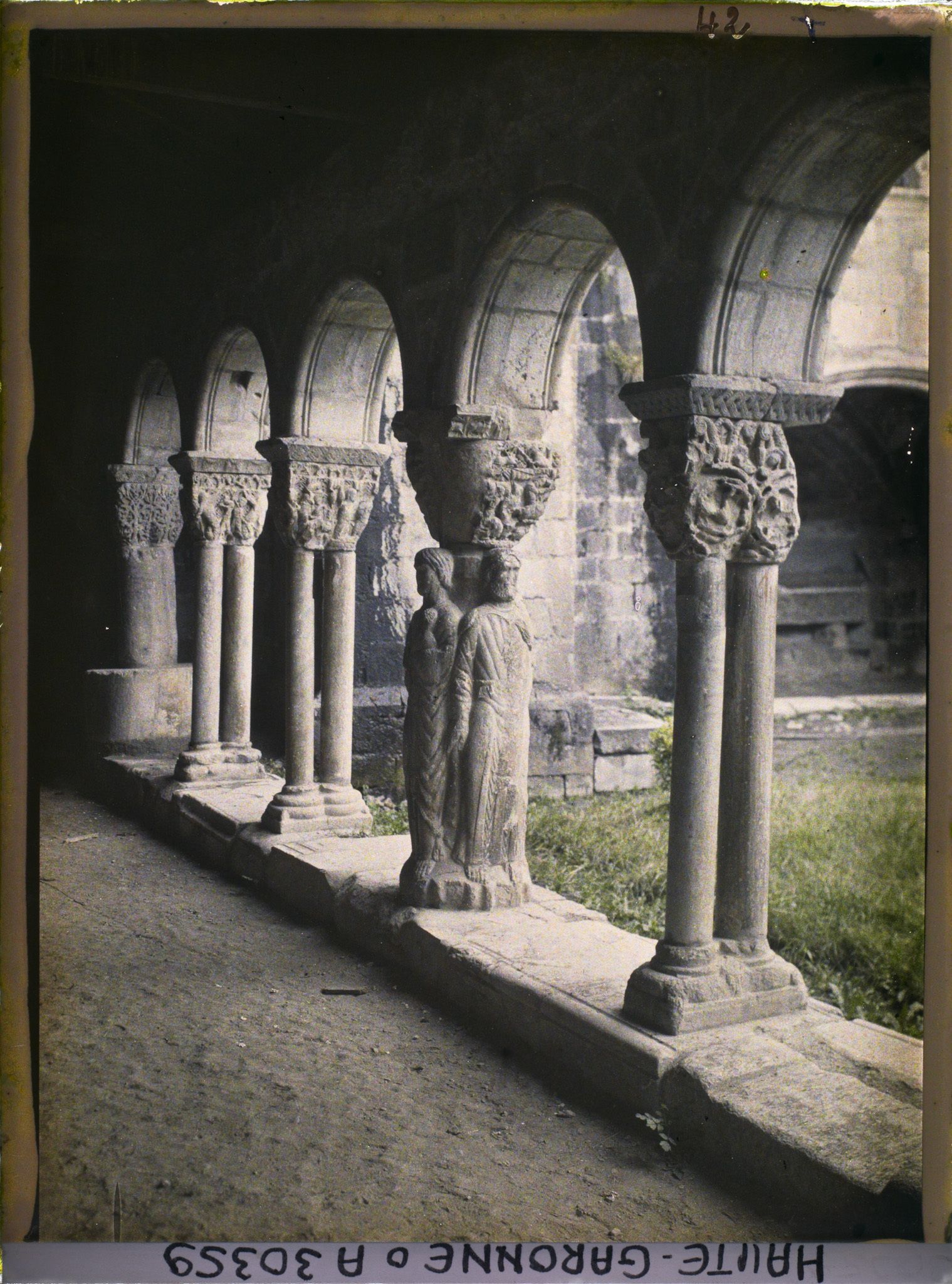 Image représentant France, St-Bertrand-de-Comminges, Cloître de la Cathédrale, Chapiteaux et Colonnes (Partie Ouest)
