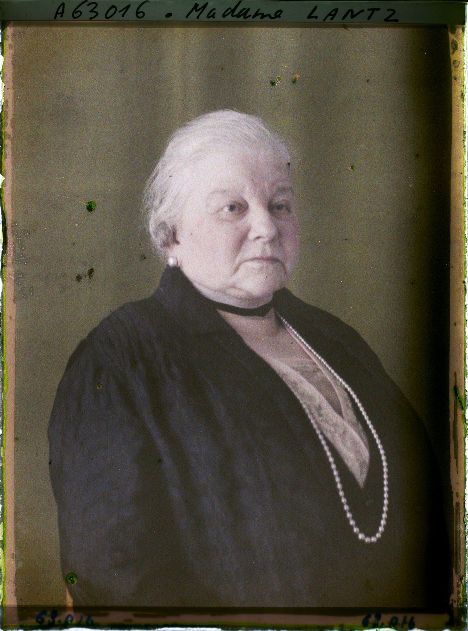 Image représentant https://musee-albert-kahn.s-museum.fr/home/NWQ2OTAwYzNmYjZlZTk1ZWQwODJmMjY4L2dlbmVyaWMtbm90aWNlLXRhYi9hdXRob3JpdHkvNjE3YTc5ZjVjZjhiODk2OGIzMzM3ZDIx/5d6900c3fb6ee95ed082f268/generic-notice-tab/authority/617a79ebcf8b8968b3337123 Madame Lantz