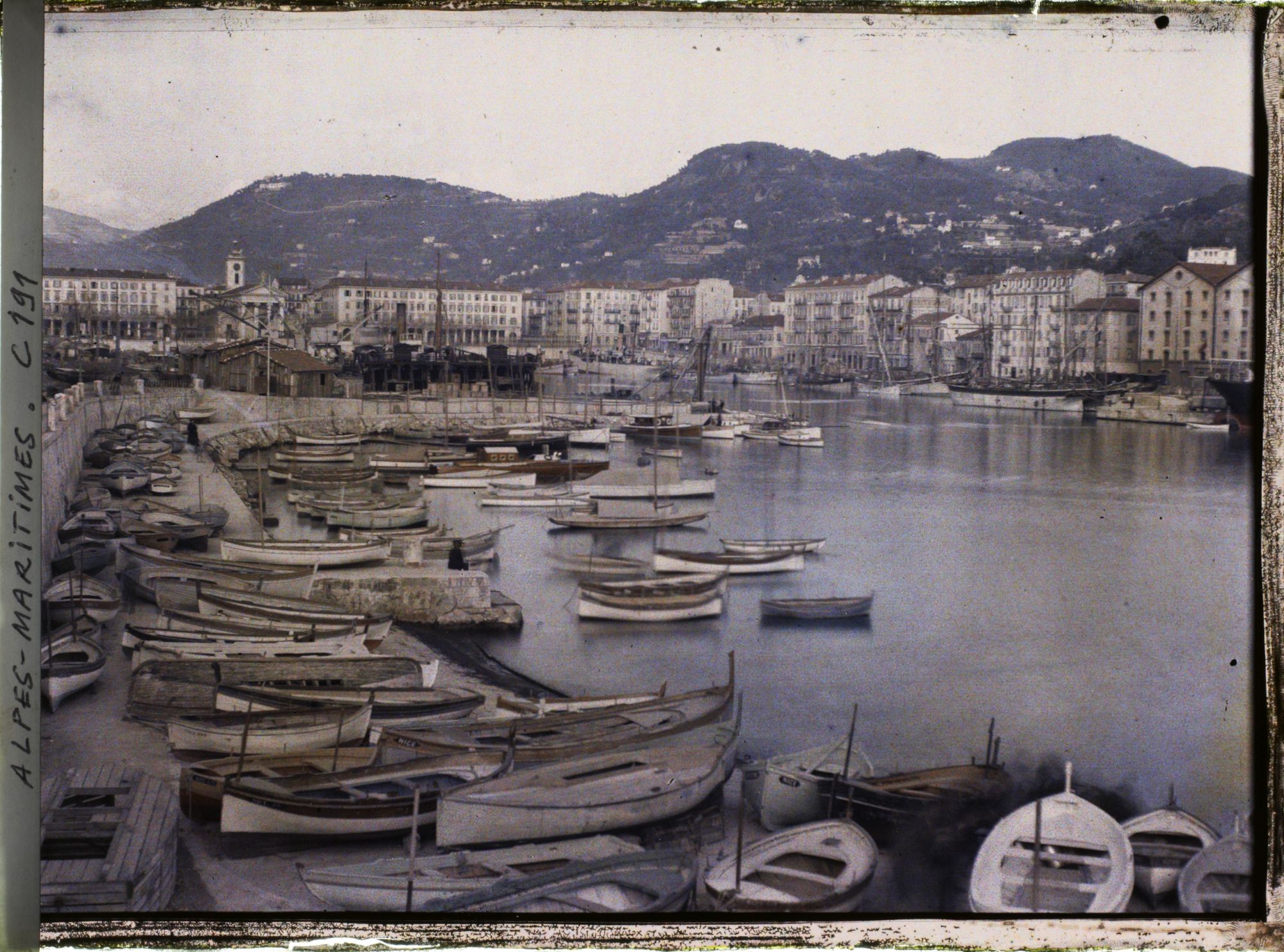 Image représentant Le port avec les canots